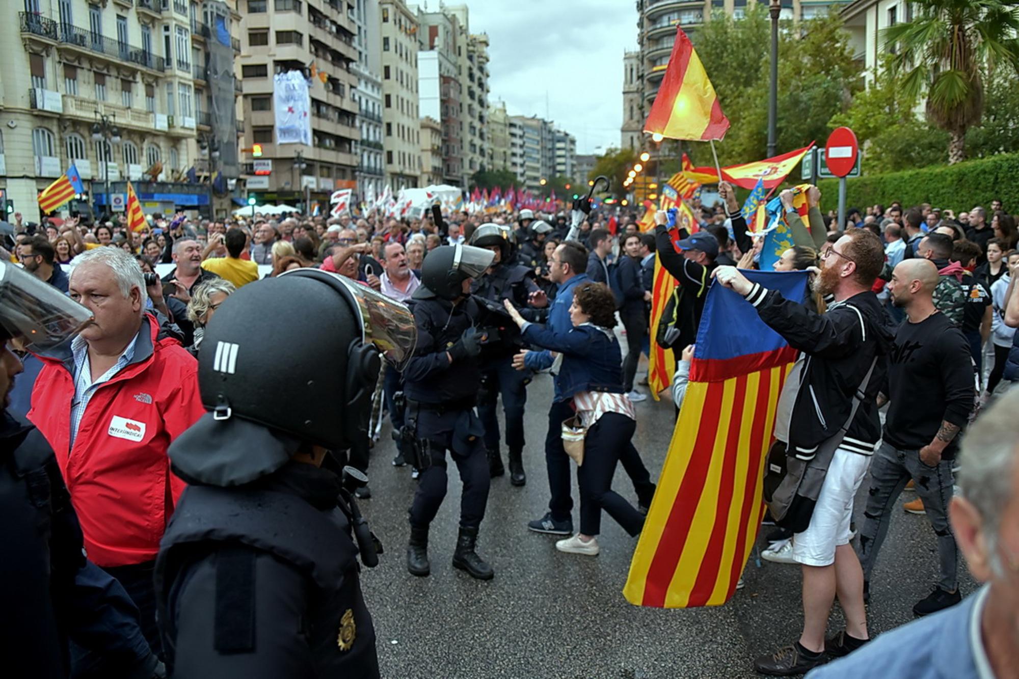 Momentos de tensión entre ultras y antifas