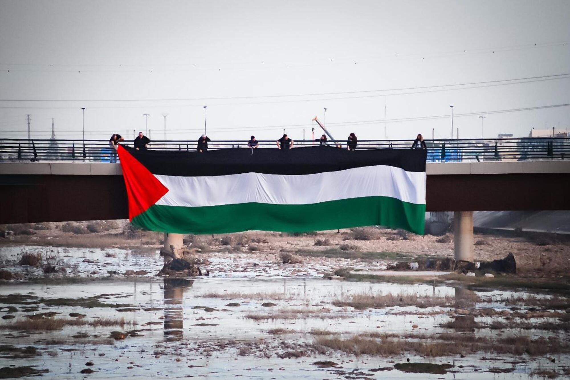 En València activistas hicieron una acción en el Pont de la Solidaritat el 29 de octubre con motivo del Día Internacional de la solidaridad con el pueblo palestino.Foto: @cuadernodebocetos_(instagram)