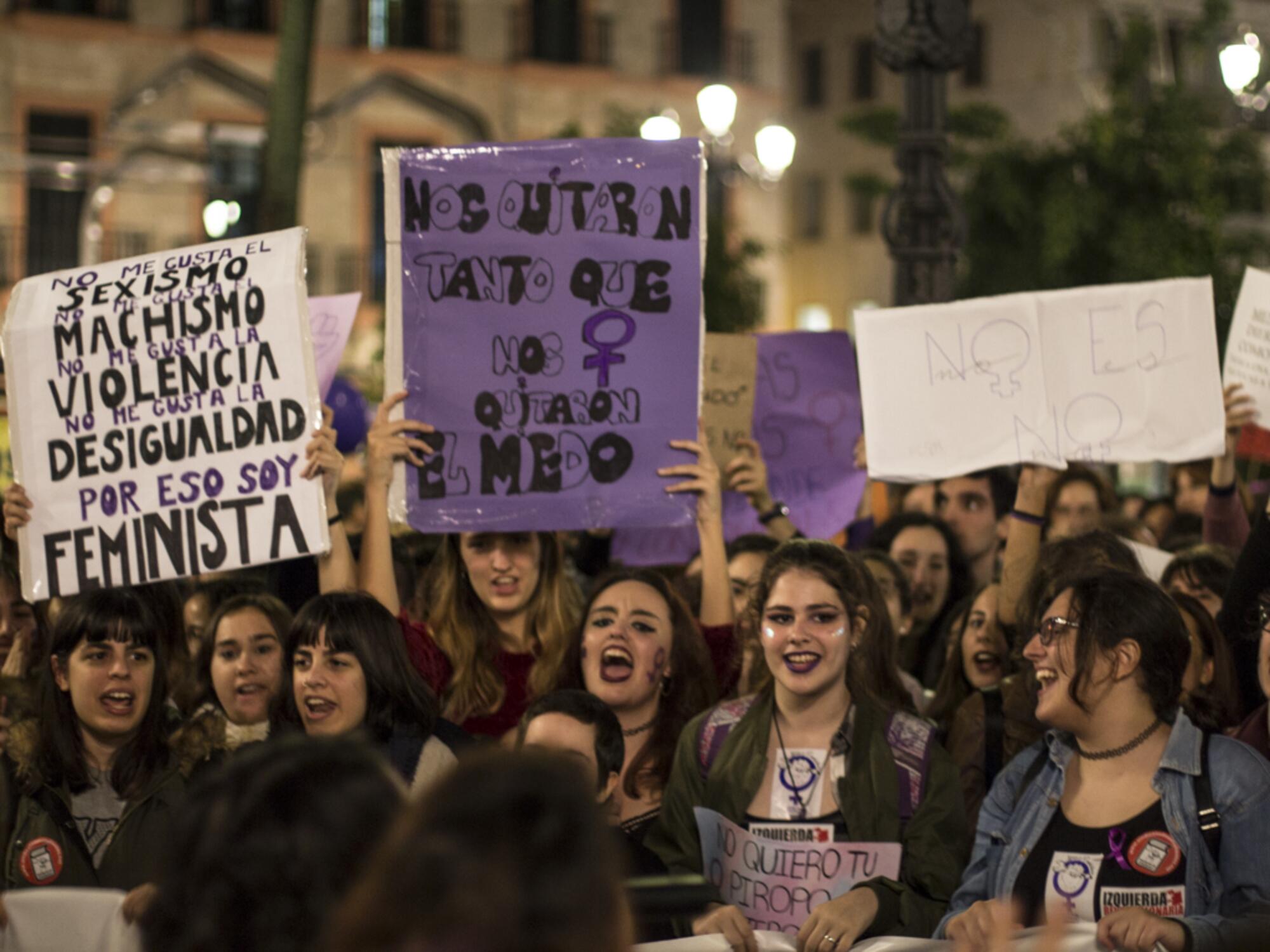 Jóvenes en la manifestación feminista de Sevilla