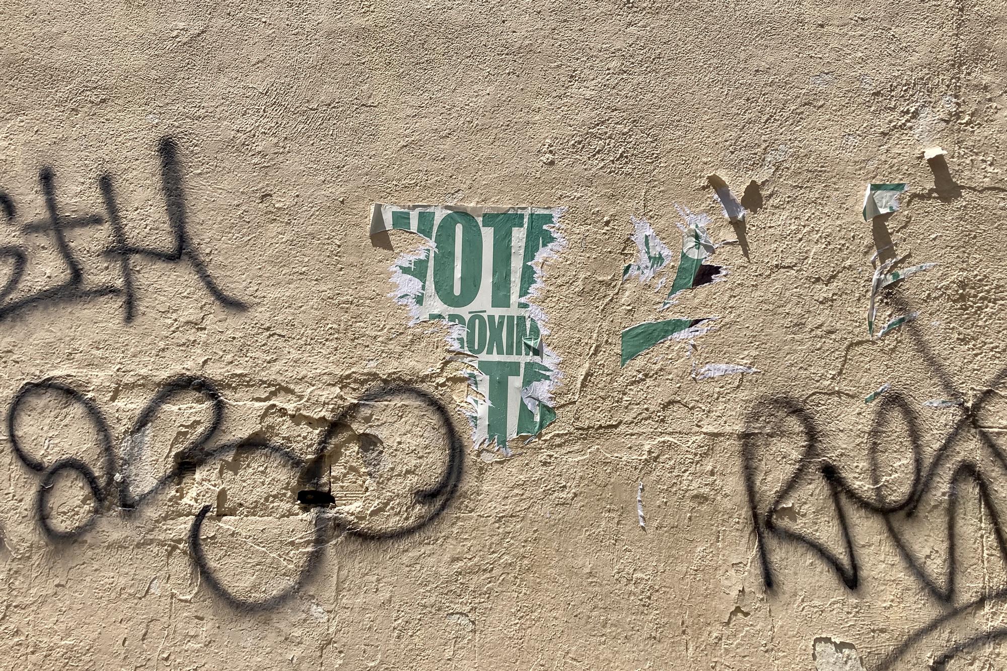 Cartel electoral arrancado Mas madrid