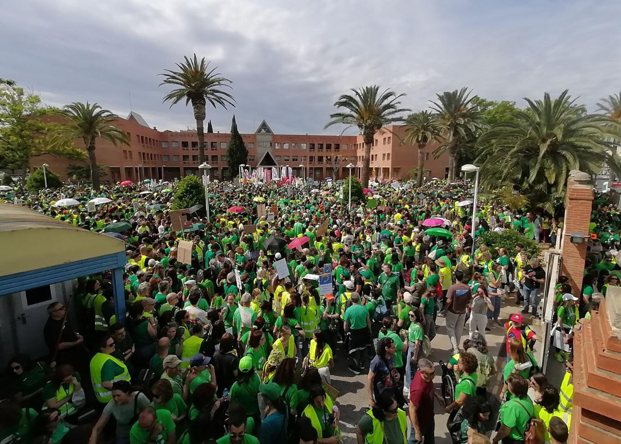 Concentración profesorado a las puertas de la reunión Conselleria comité de huelga