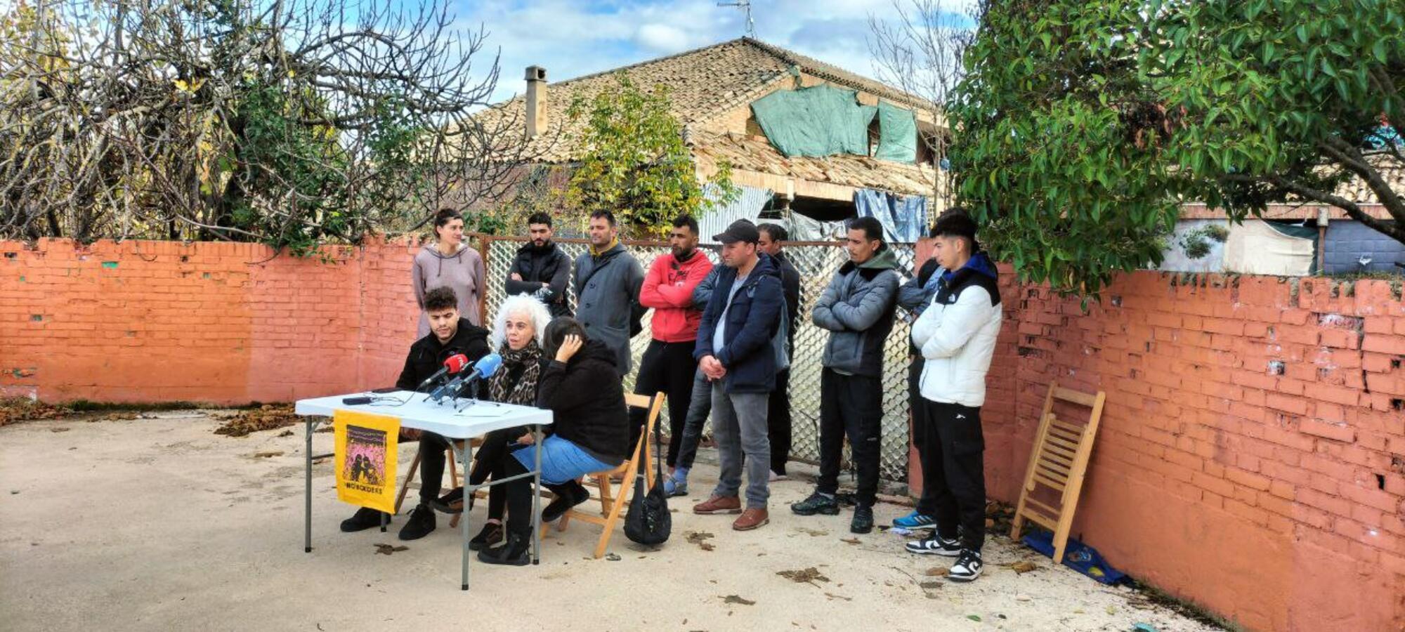 Miembros del colectivo "Negu Gorriak/Derecho a Techo" frente al Convento de las Agustinas de Aranzadi