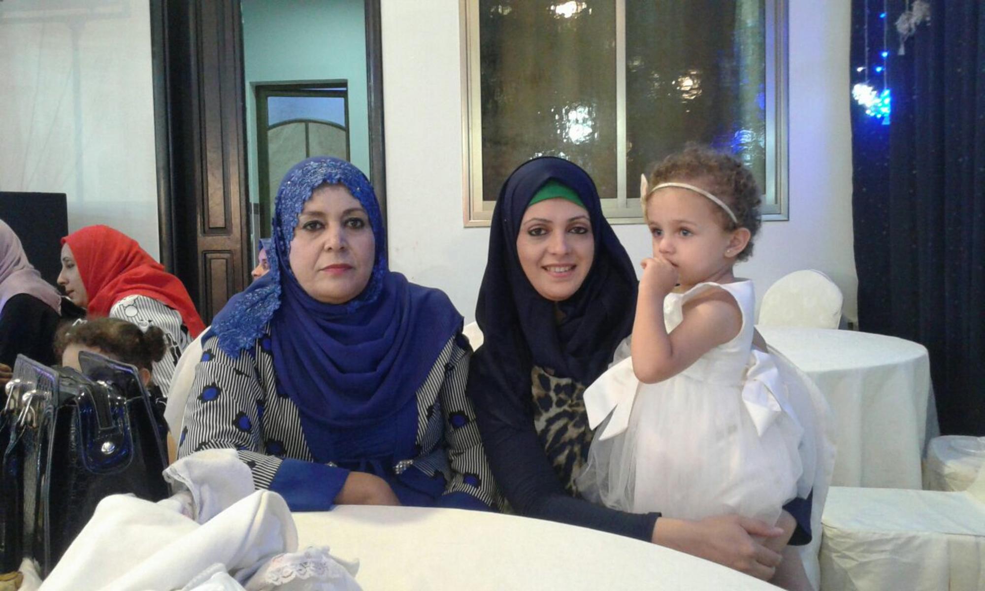 Seba Abughazala, su madre y su hija, hace unos años, en Gaza. 