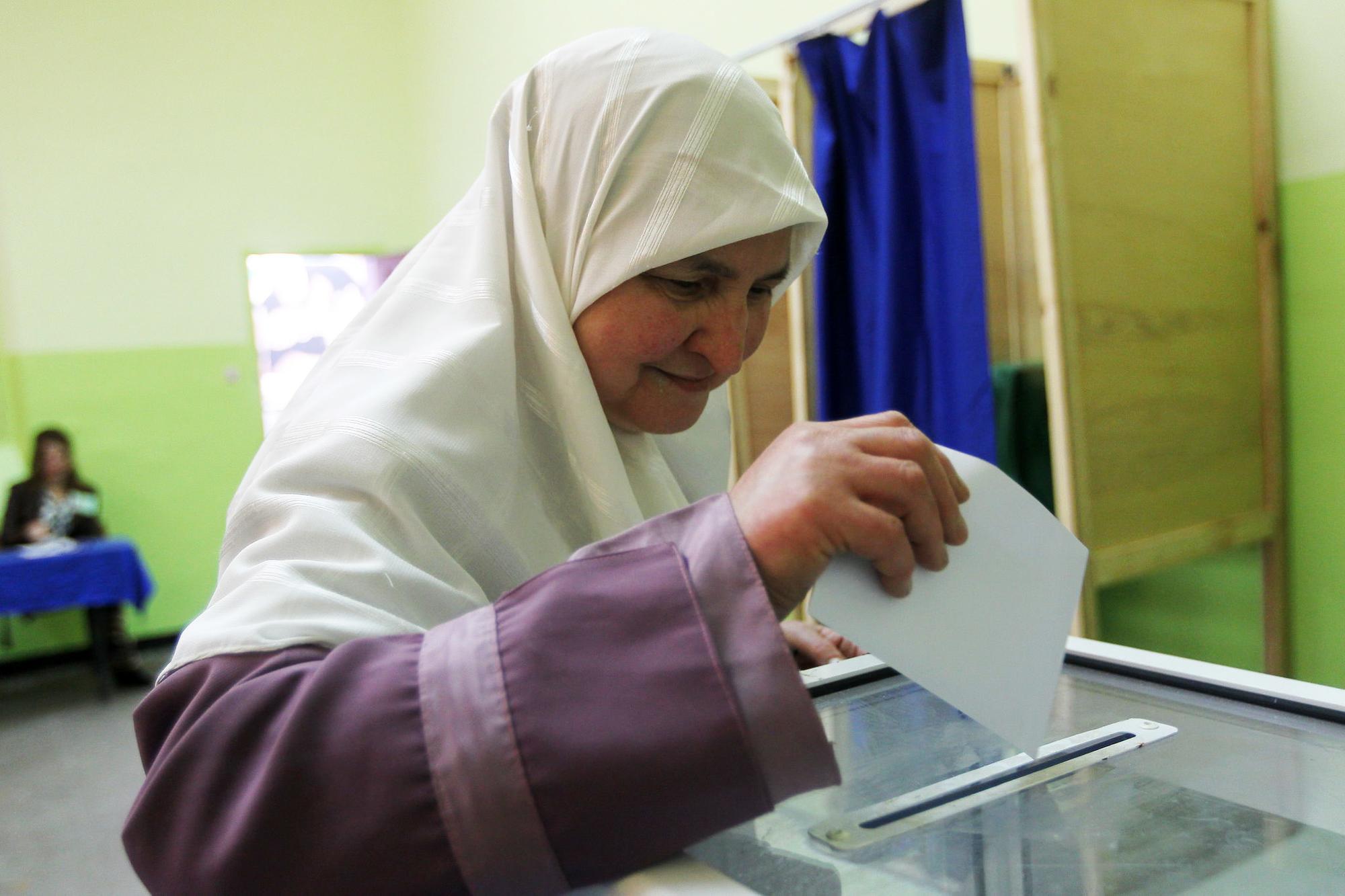 Mujer vota en Argelia