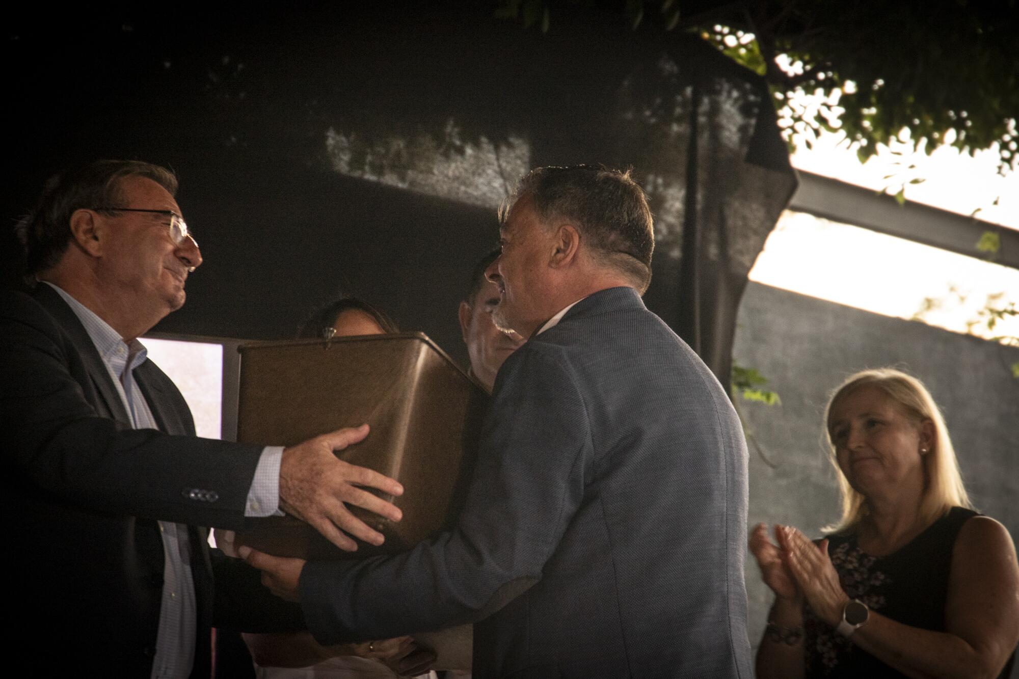 Entrega de los restos de Francisco Ruiz Guiraum y Fermín Roldán García a sus familiares - 13