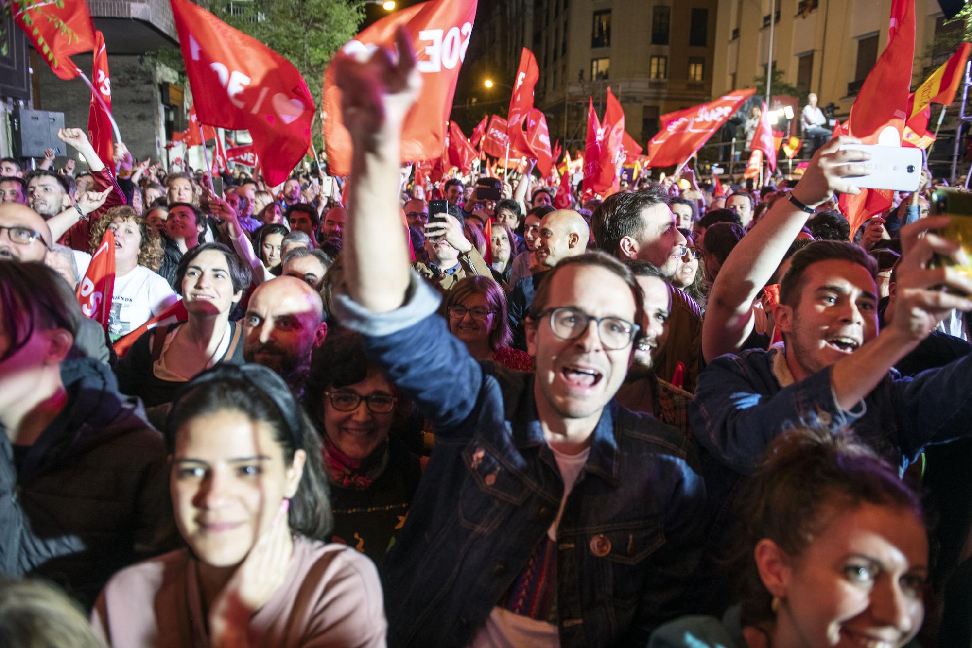 Elecciones 2019 celebración en Ferraz banderas