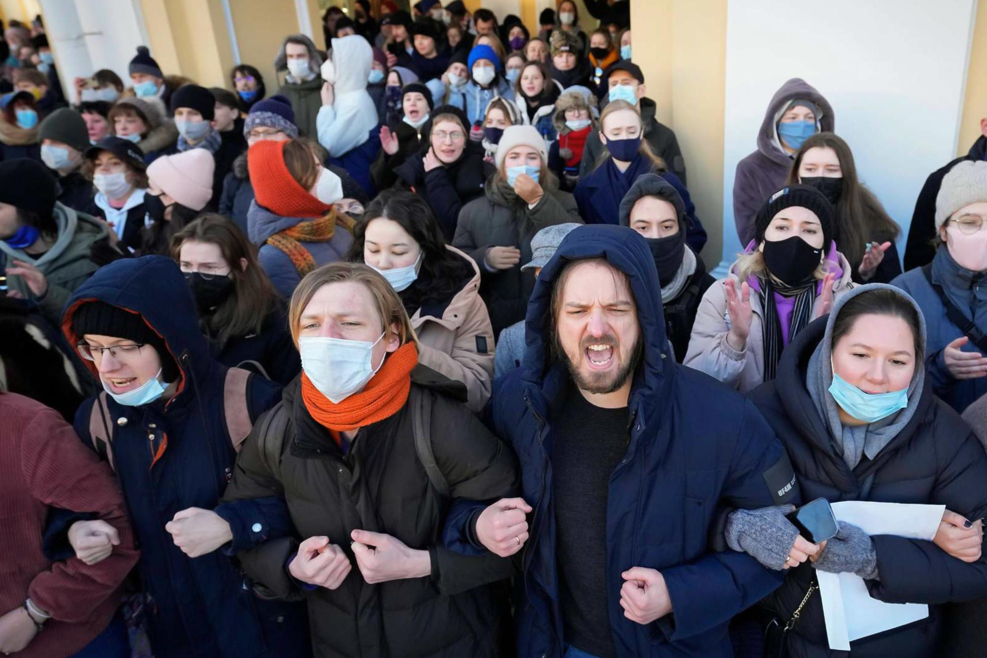 Manifestacion contra la guerra en San Petersburgo