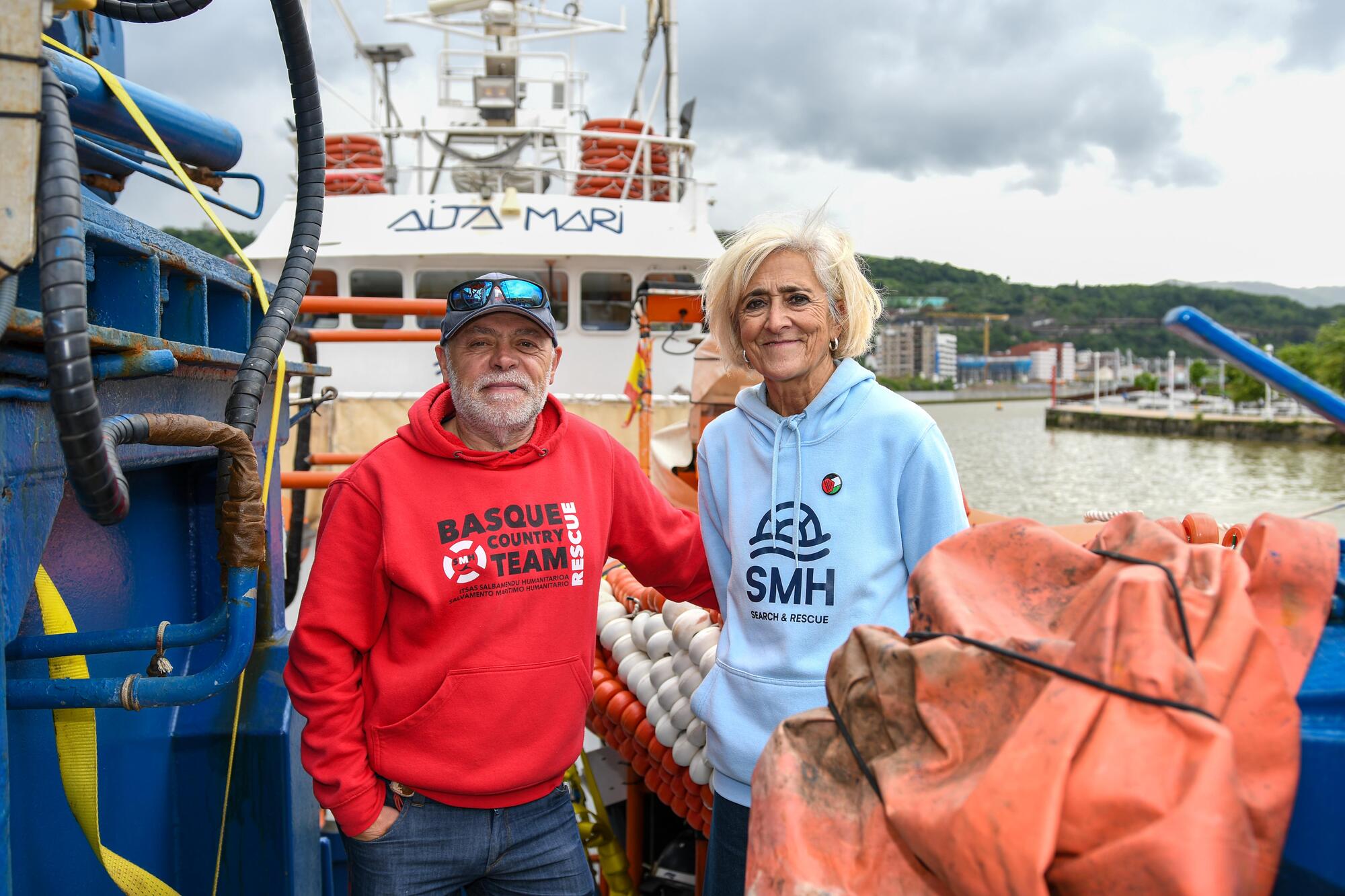 Alberto Cardoso y Ana Pérez en la cubierta del Aita Mari en el puerto de Bilbao