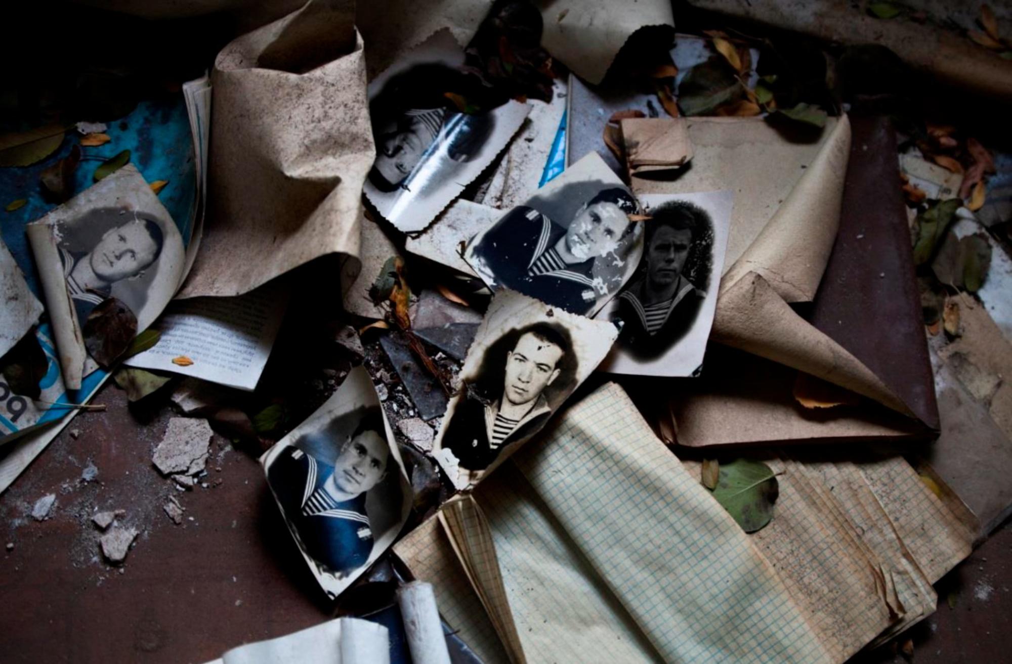 Fotos abandonadas en una casa de la República Popular de Lugansk