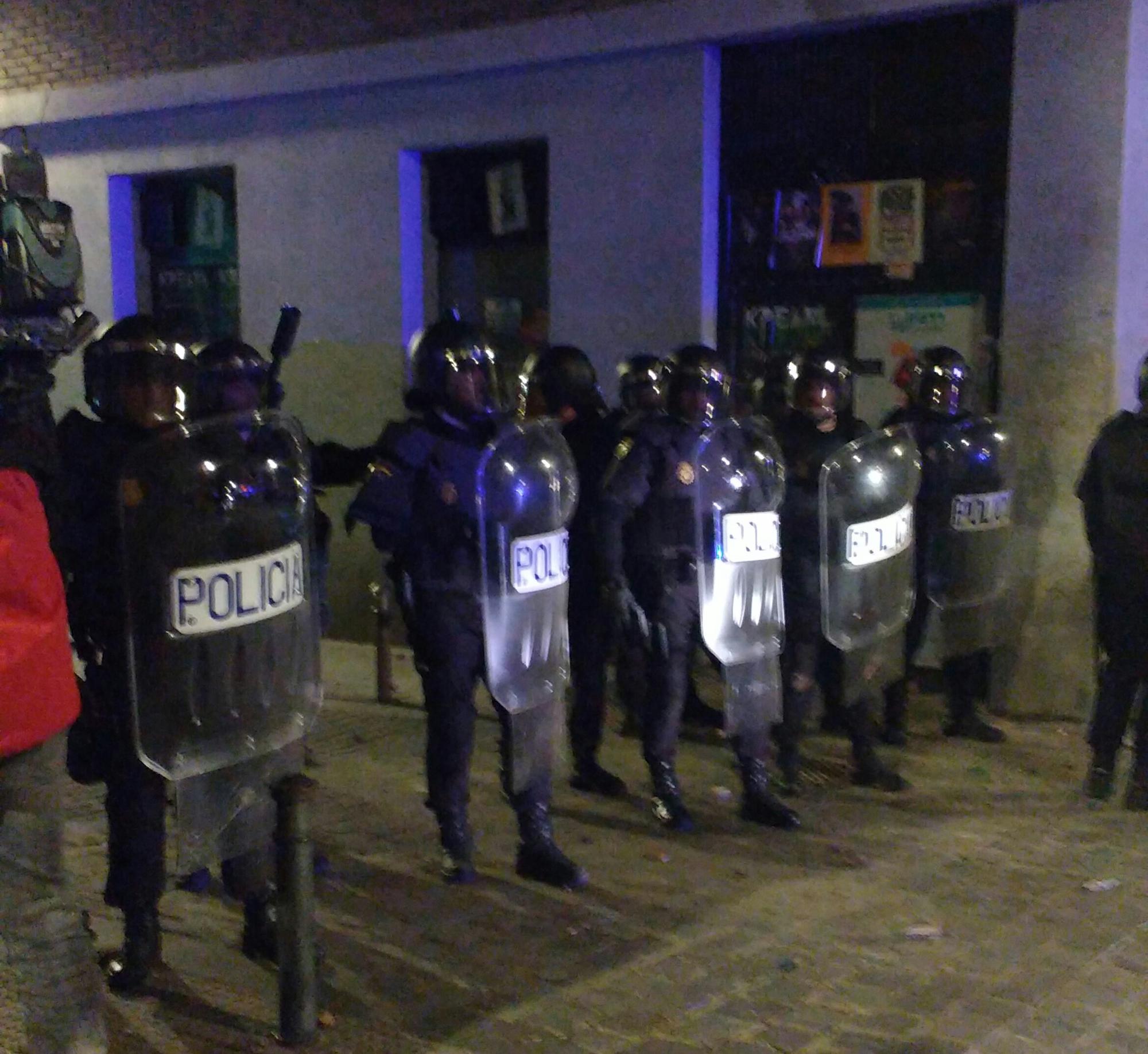 Antidisturbios cortando la calle Sombrerete en Lavapiés