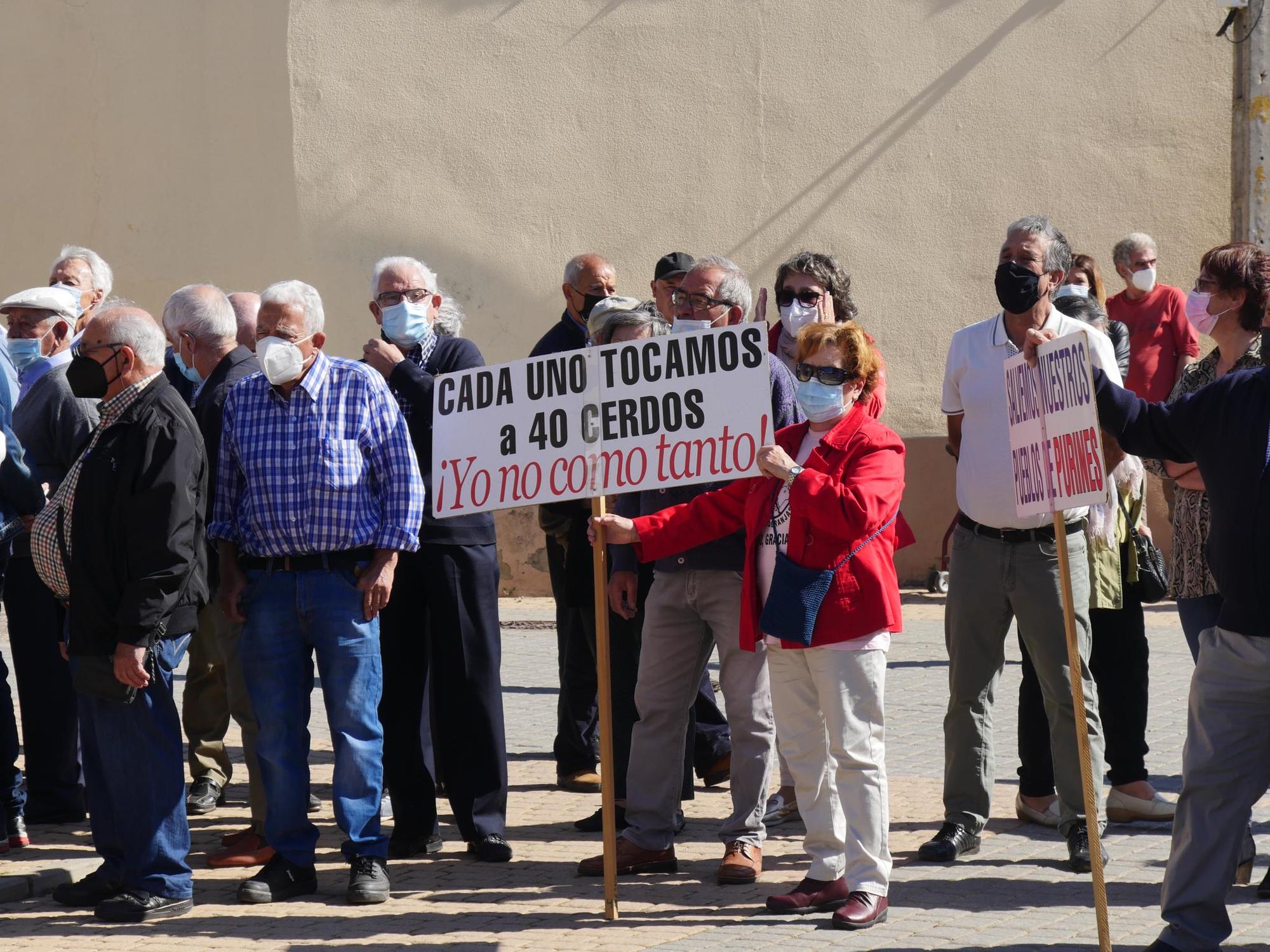 Acción contra la ganadería industrial en Faramontanos de Tábara (Zamora), una de las 60 localidades que se movilizaron contra este tipo de proyectos que atentan contra los suelos y los acuíferos.