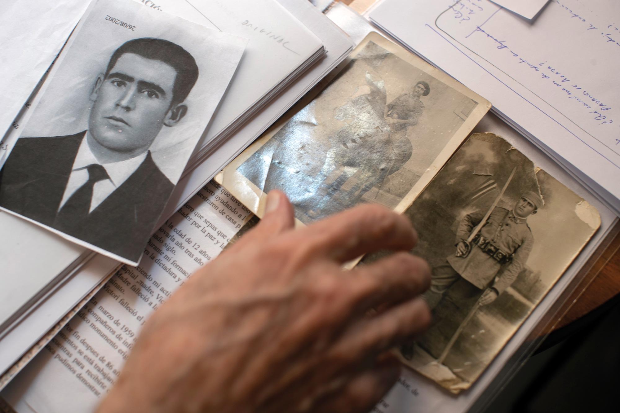Fausto Canales muestra fotografías de su padre
