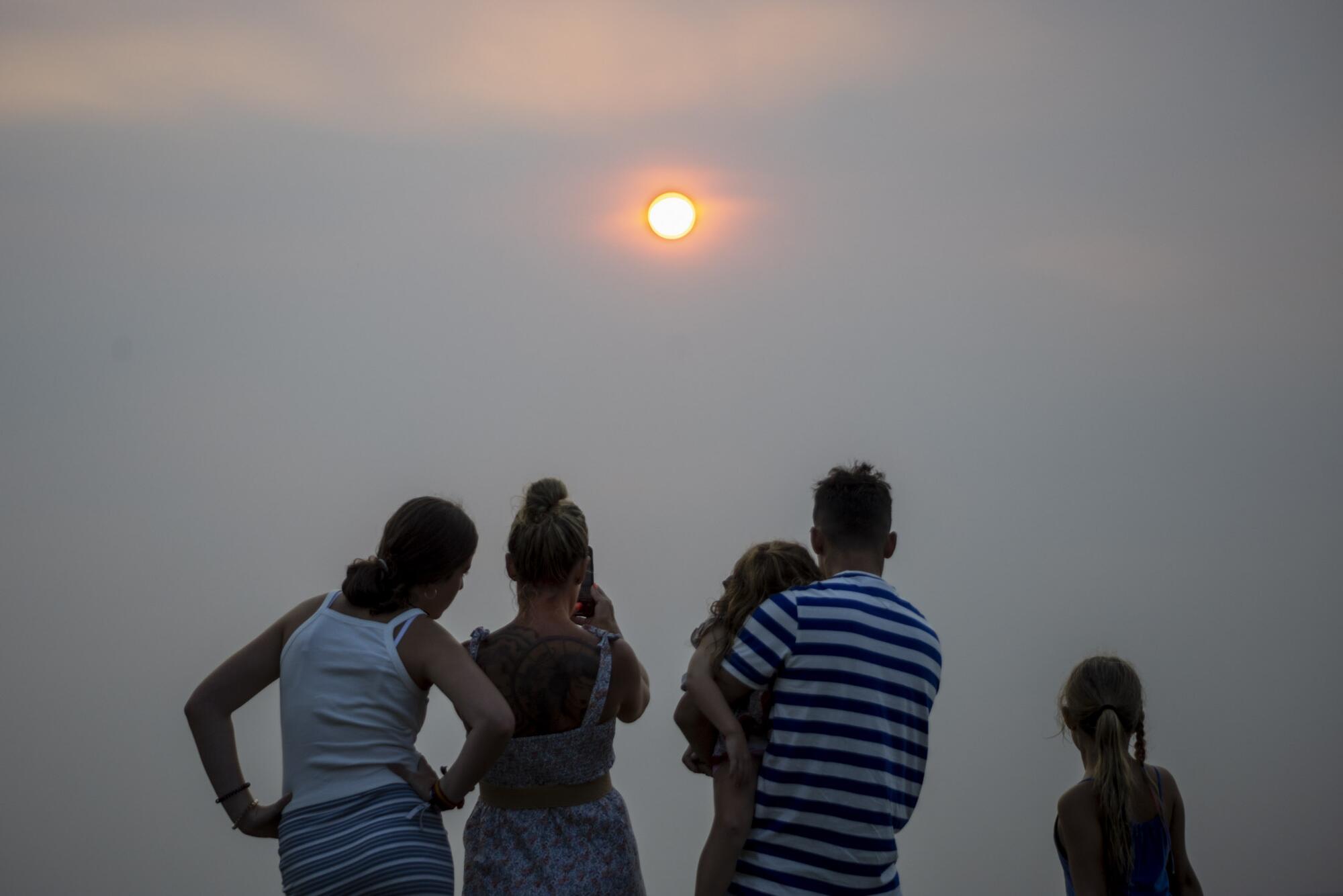 Familia puesta de sol
