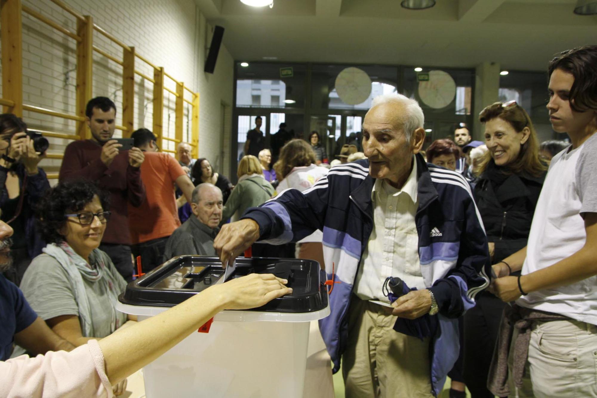 Imagen de la votación en la Escola Drassanes.