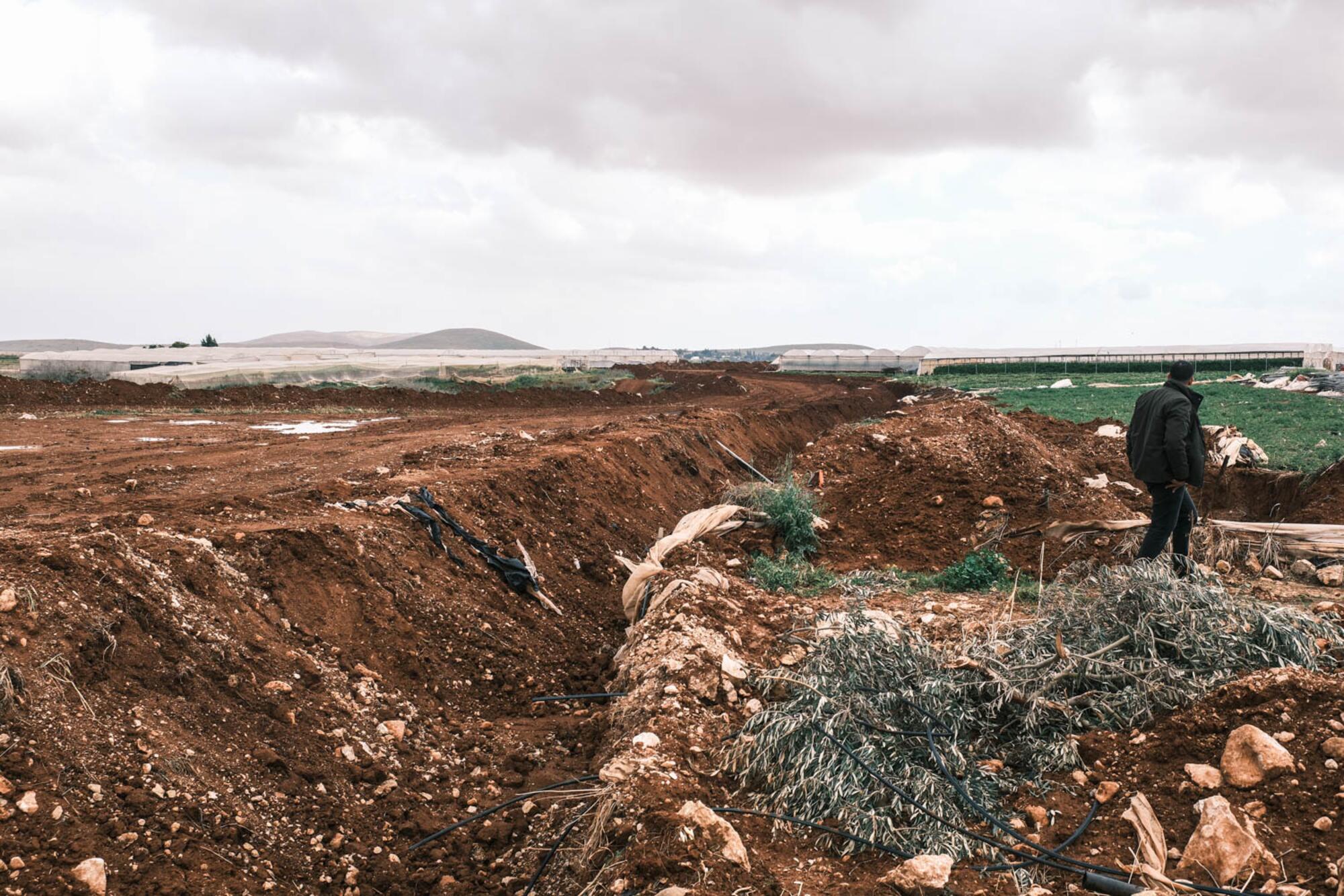 Atouf: las excavaciones y la carretera militar para la construcción de la barrera de 22 km.