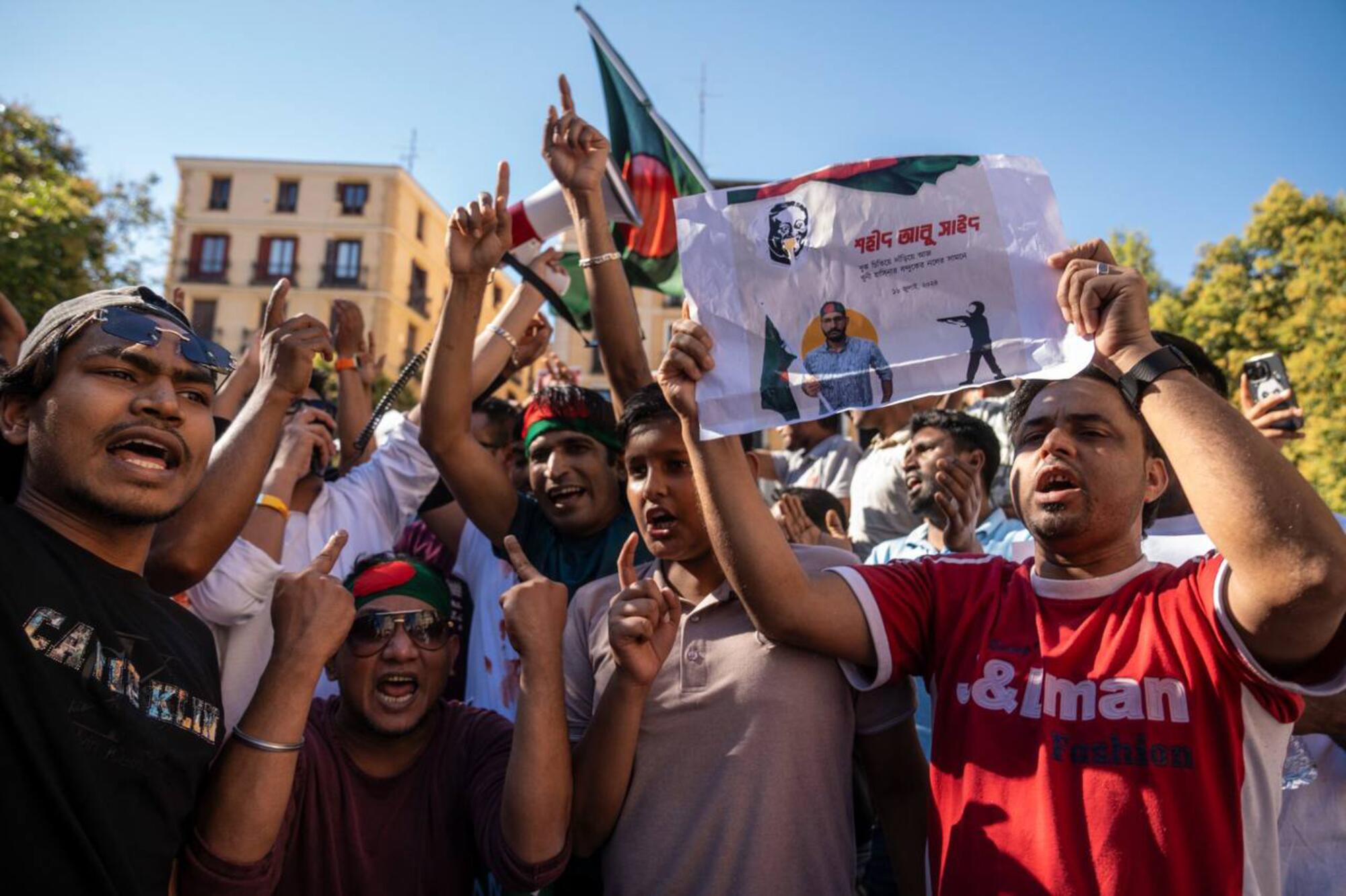 Una concentración en Madrid convocada por el Colectivo Valiente Bangla se solidarizó con los estudiantes reprimidos por la policía en Bangladesh.