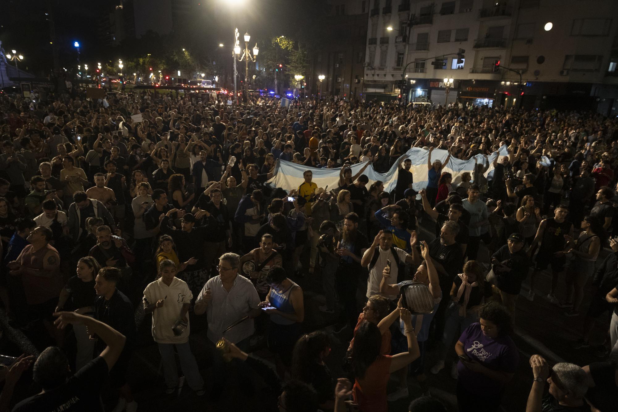 Cacerolazo para protestar contra el Decreto de Necesidad y Urgencia (DNU) anunciado por el presidente Javier Milei. - 26