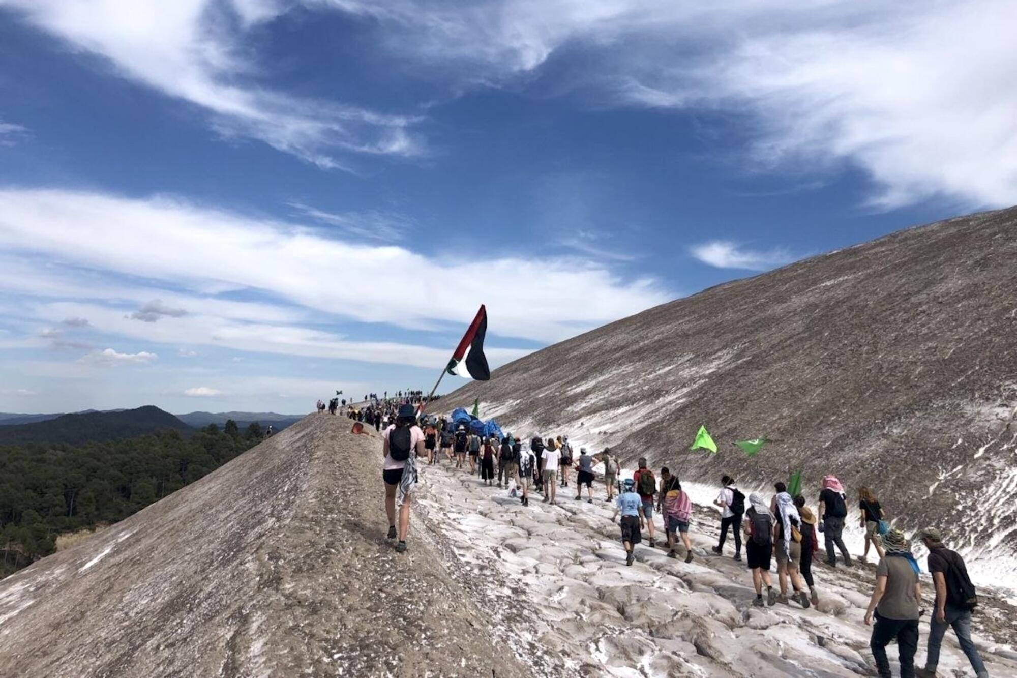 Activistas de Revoltes de la Terra ascienden a la montaña de sal de ICL en Súria.