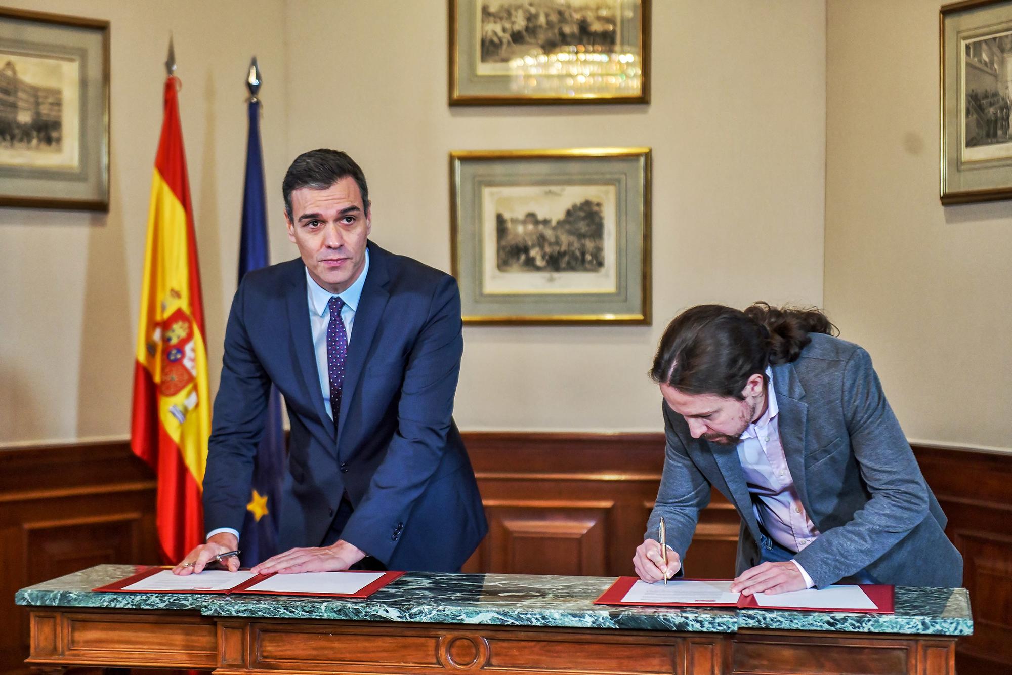 Firma elecciones Pedro Sánchez y Pablo Iglesias