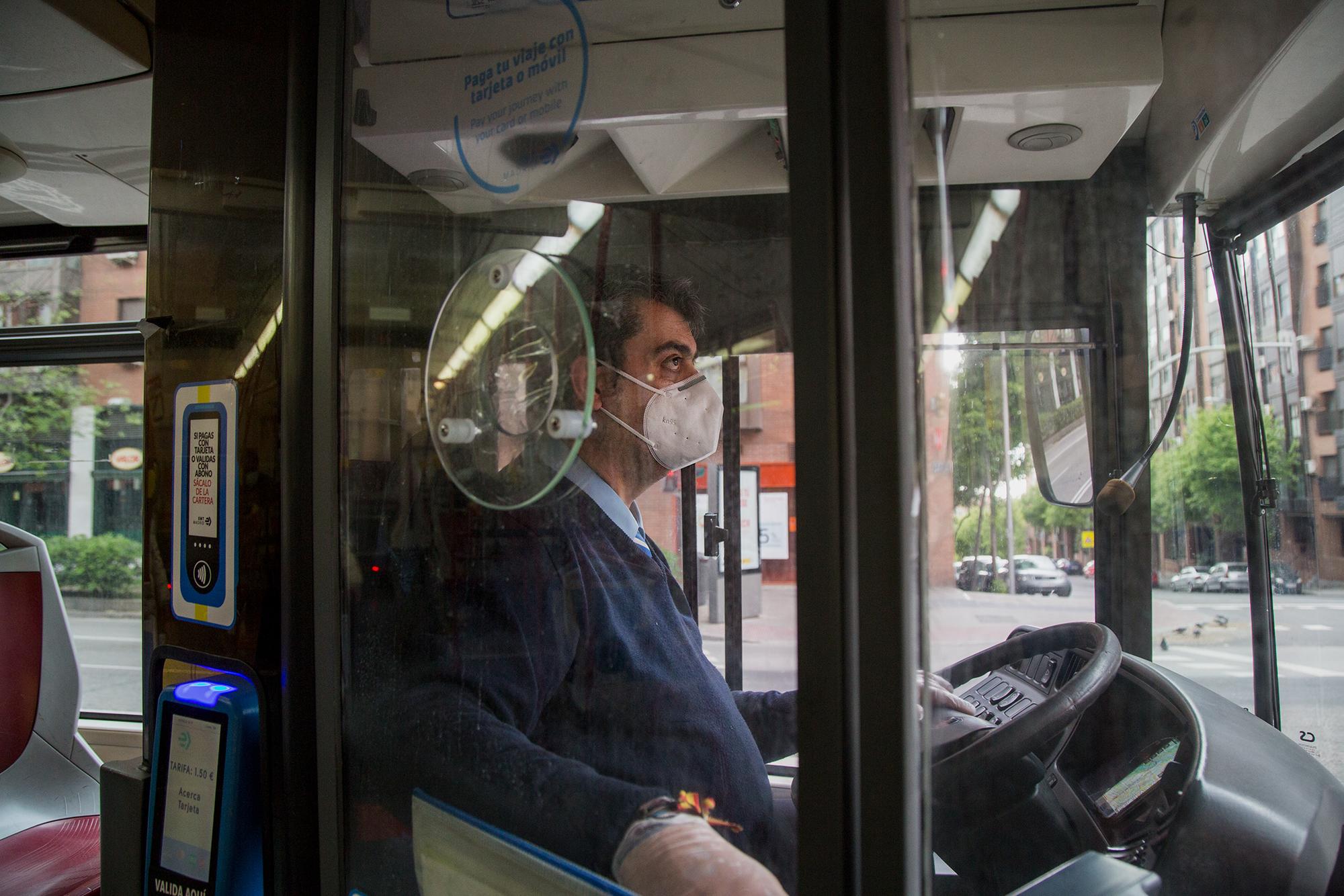 Conductor de autobús con mascarilla coronavirus