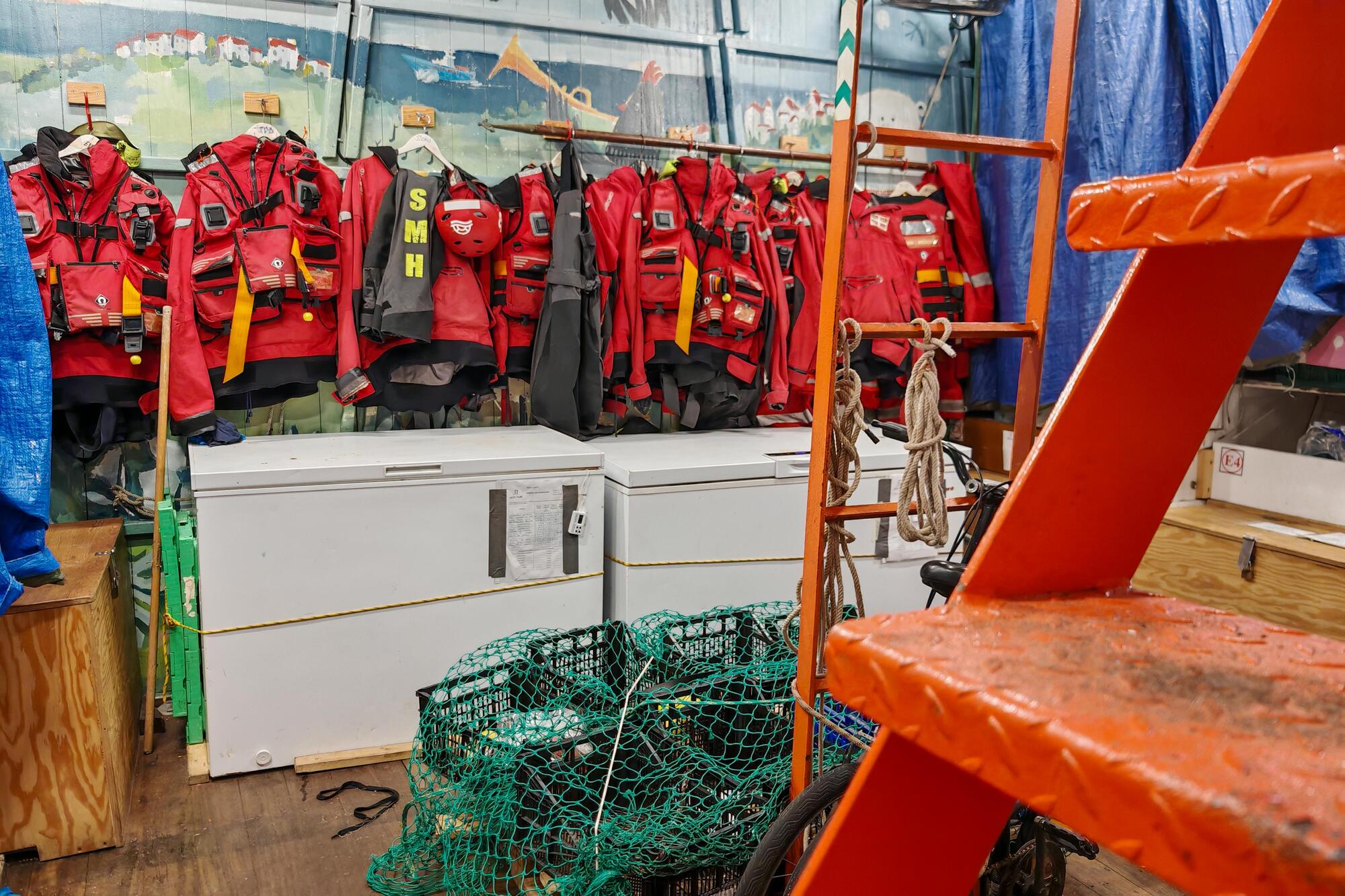 Equipo de salvamento en la bodega del Aita Mari