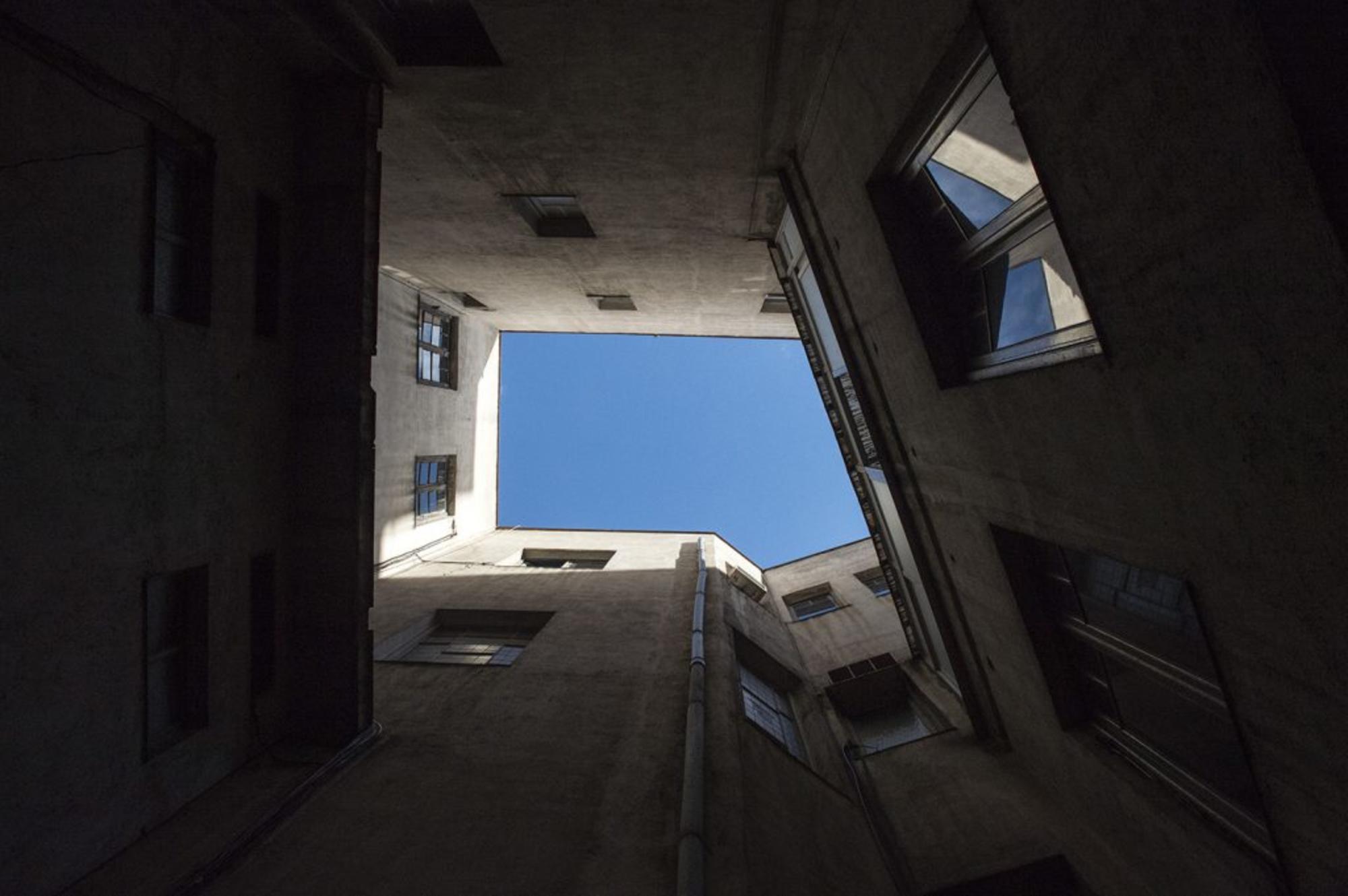 El patio del edificio con vistas al cielo de Madrid La Ingobernable