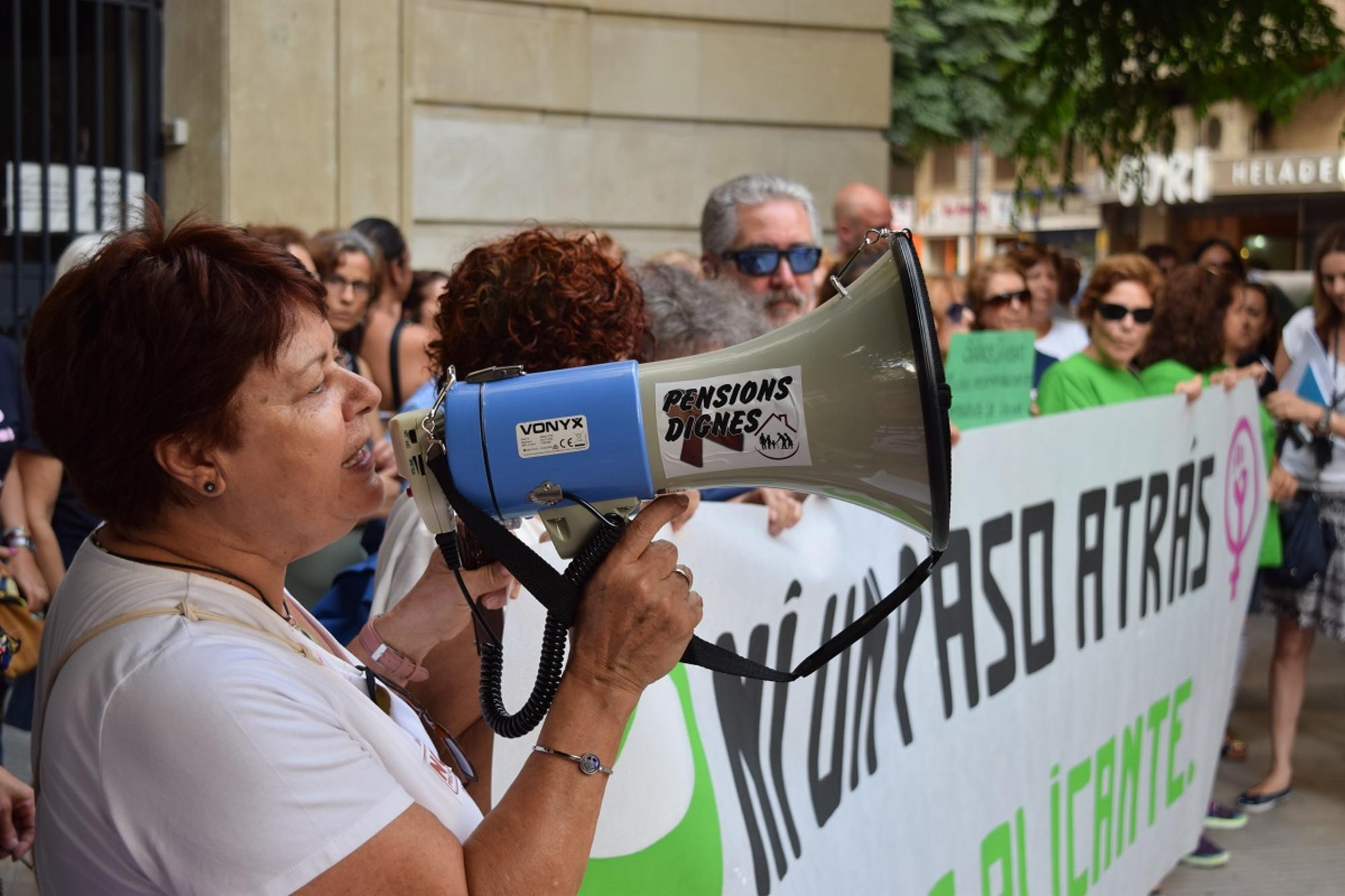 Decenas de personas asisten a la convocatoria de las kellys en Alicante por unas inspecciones de trabajo eficaces
