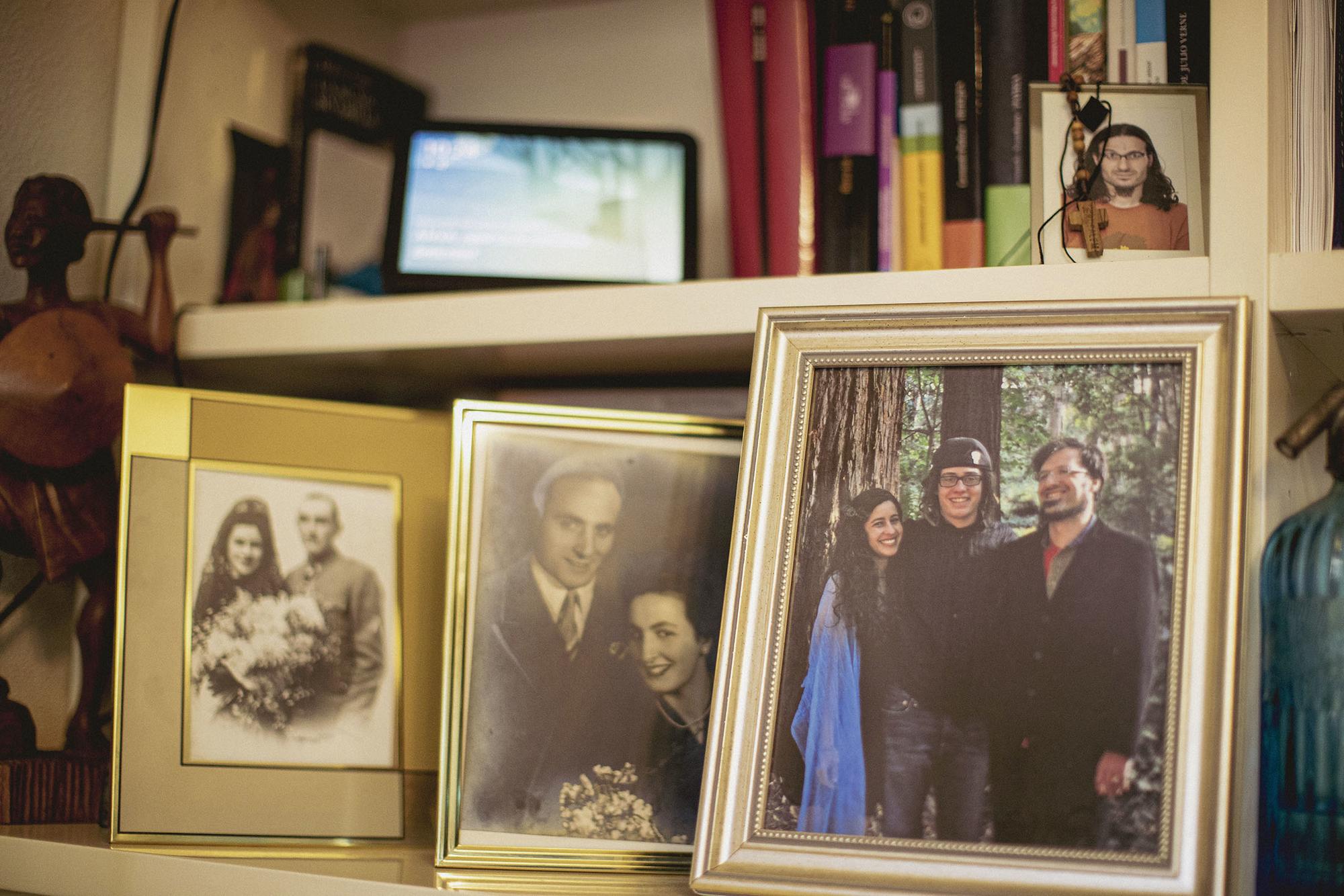 Fotografías familiares en la casa del científico David Riaño en Alcalá de Henares (Madrid)