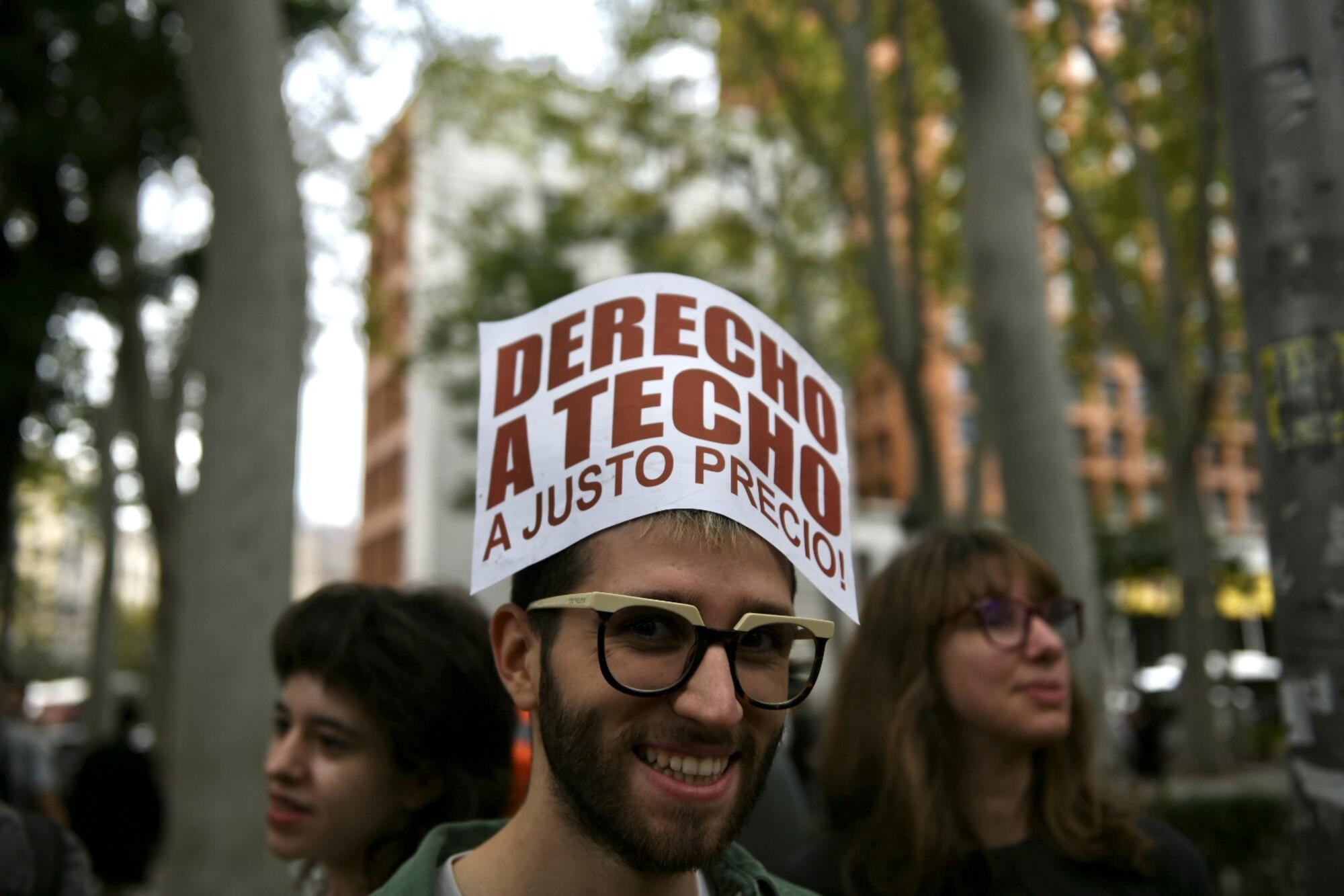 Decenas de miles de personas tomaron Madrid el 13 de octubre de 2024 para protestar por la falta de medidas para contener los precios del alquiler. - 3