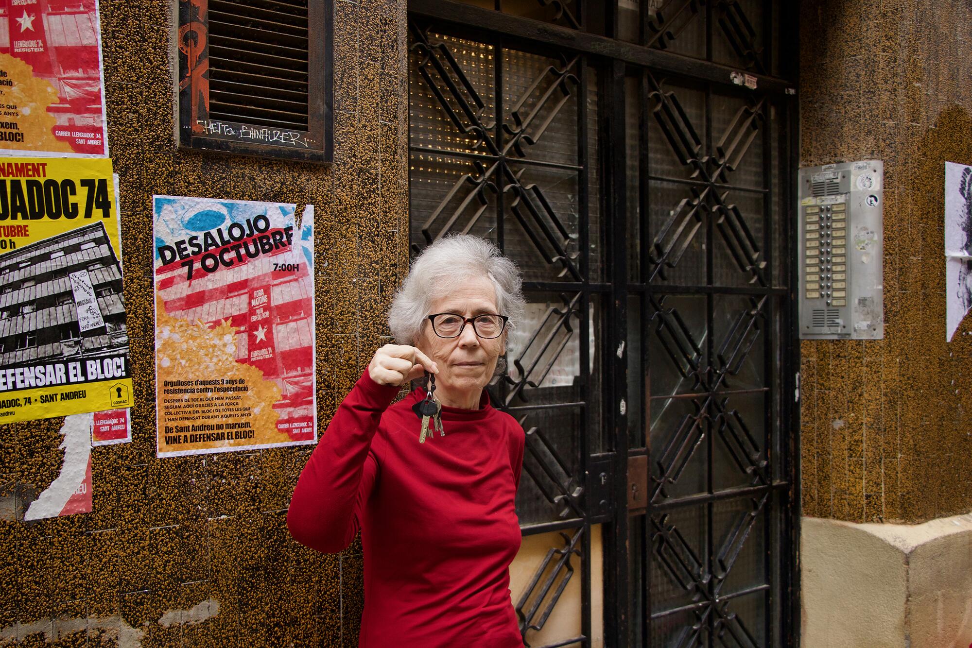 Vecina del bloque del bloqeu de Llenguadoc 74 (Sant Andreu, Barcelona) frente a su edificio, en riesgo de desahucio.