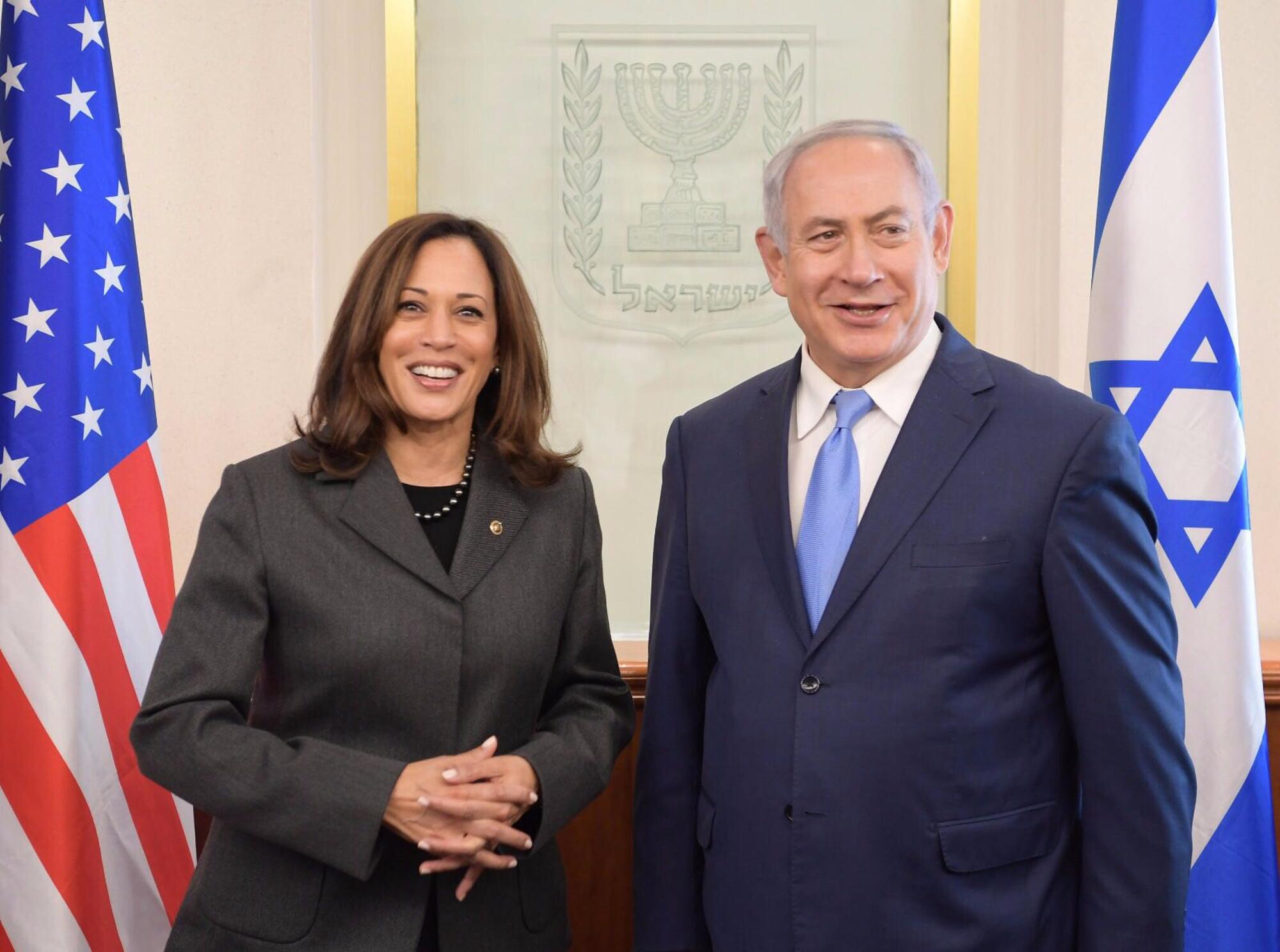 La vicepresidenta Kamala Harris se fotografía con el primer ministro israelí Benjamin Netanyahu.