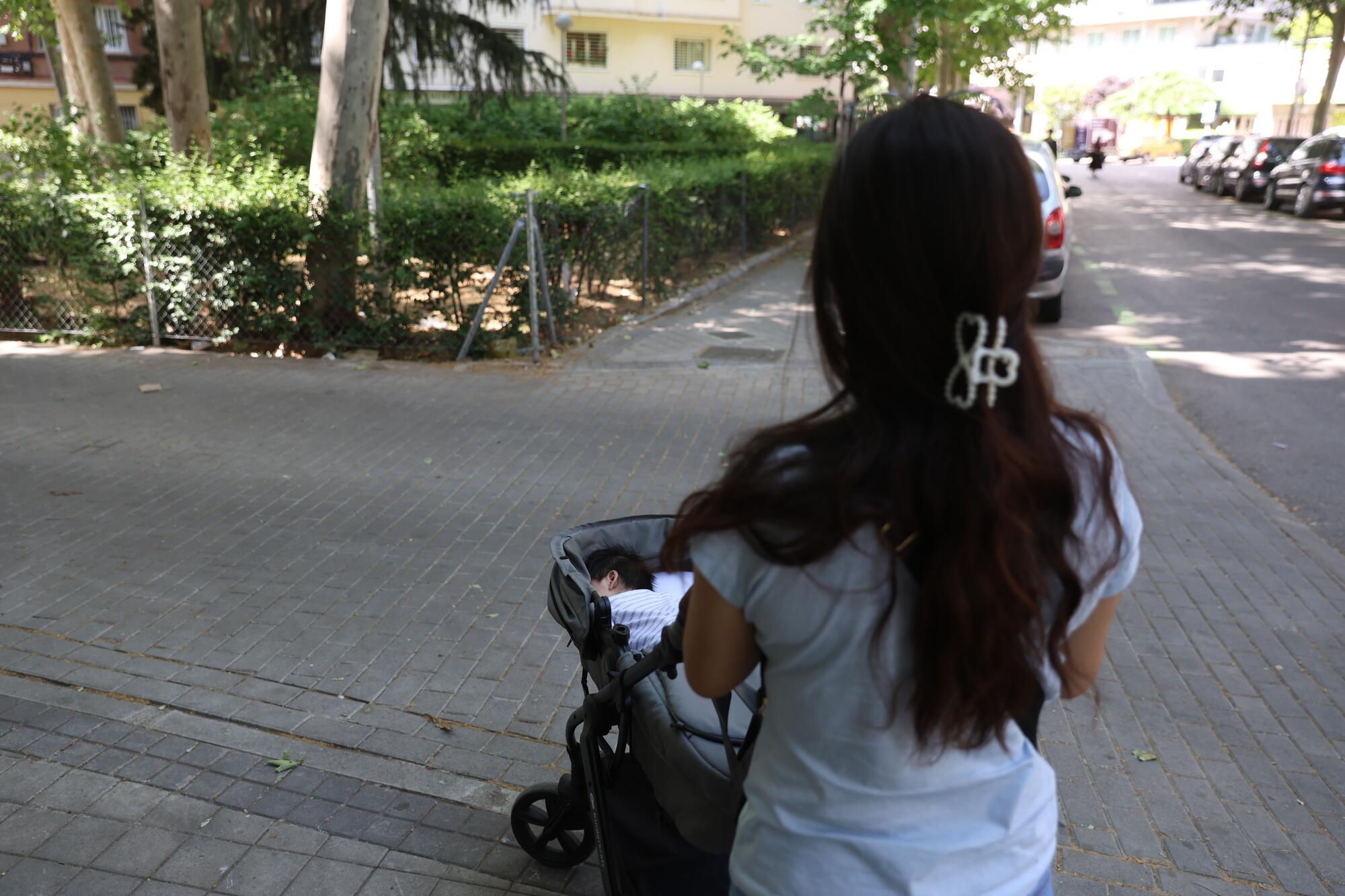 Mujer Retirada Bebé