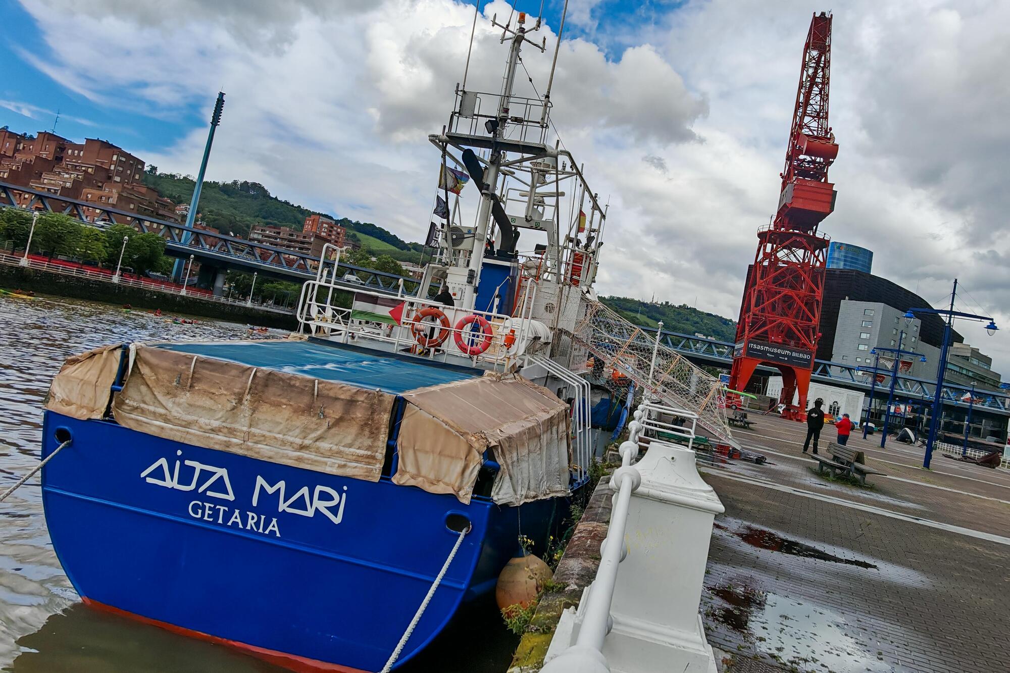 La grúa Carola detrás del Aita Mari en el puerto de Bilbao