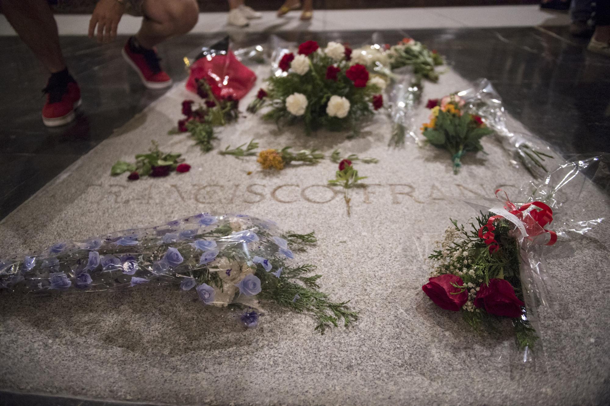 Flores en la tumba de Franco