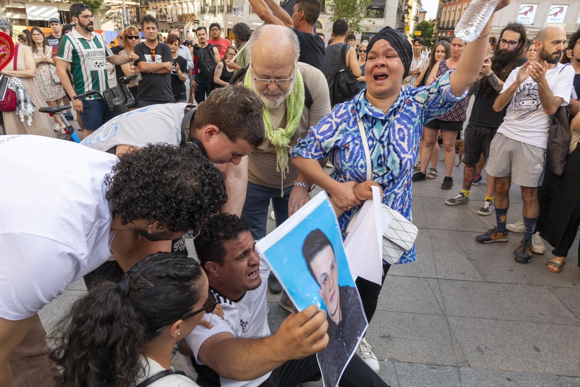 Familiares de Abderrahim en la plaza Callao