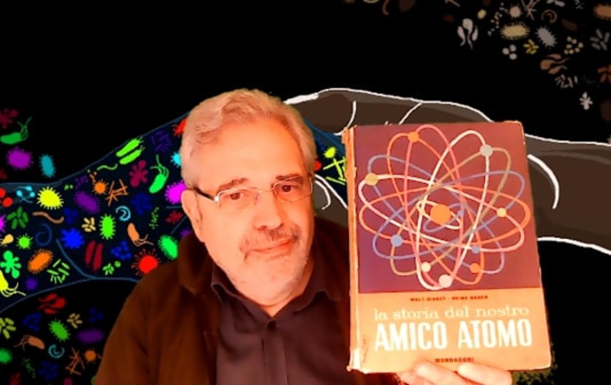 El profesor Ugo Bardi sujetando un ejemplar italiano del libro "Nuestro amigo, el átomo" de Walt Disney. Fuente: The Seneca Effect
