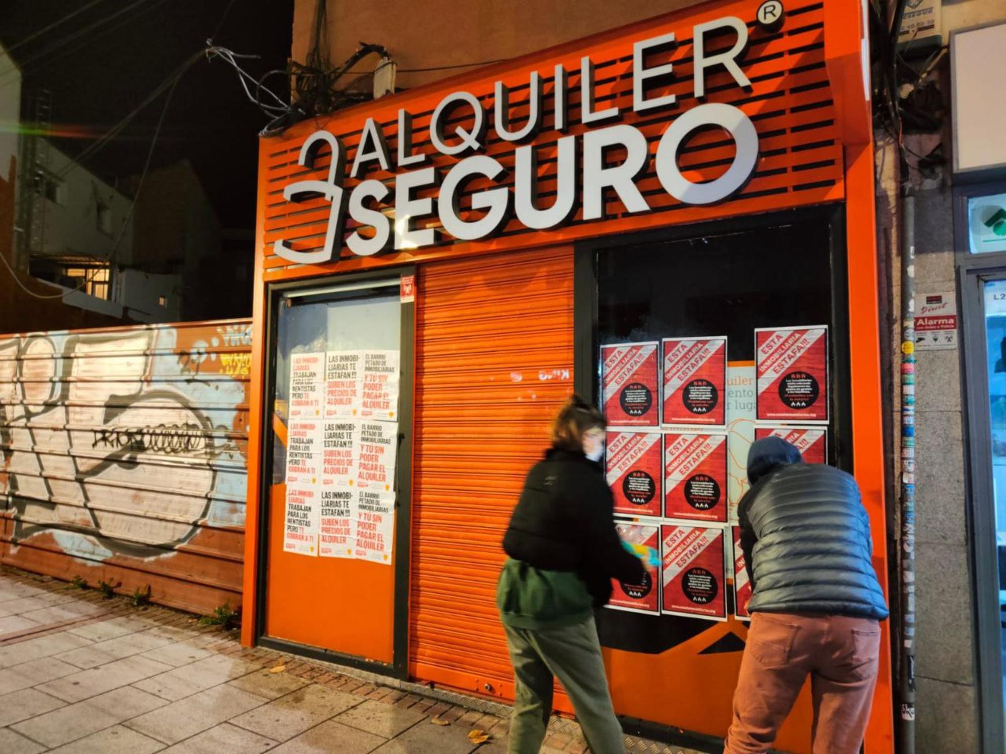 Activistas por el derecho a la vivienda empapelan una oficina de Alquiler Seguro para denunciar que se está saltando la Ley de Vivienda. 2