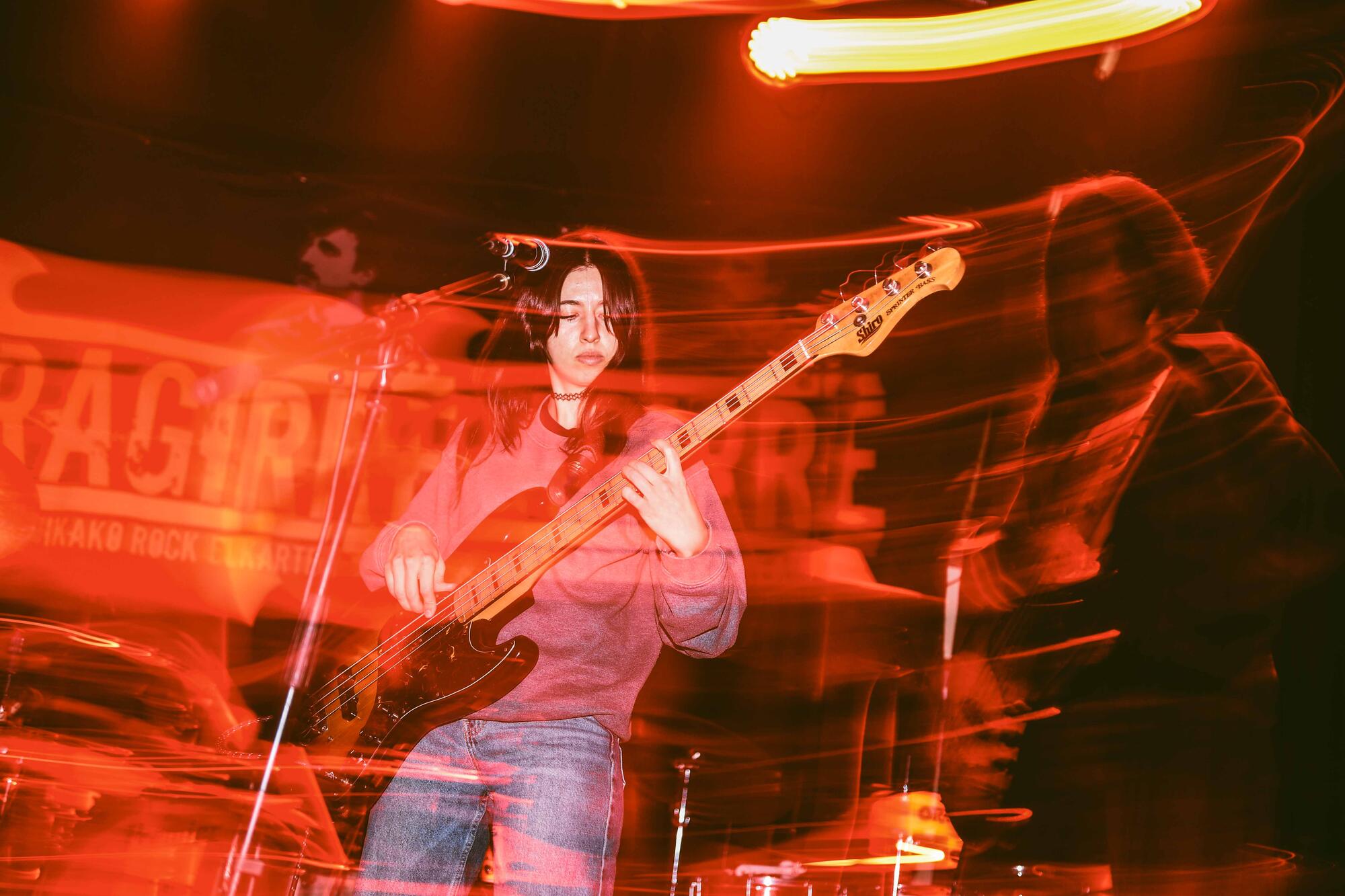 Izaro, bajista del power trío de Urdaibai Aposapo, durante el bolo del sábado en Iparragirre Rock Elkartea