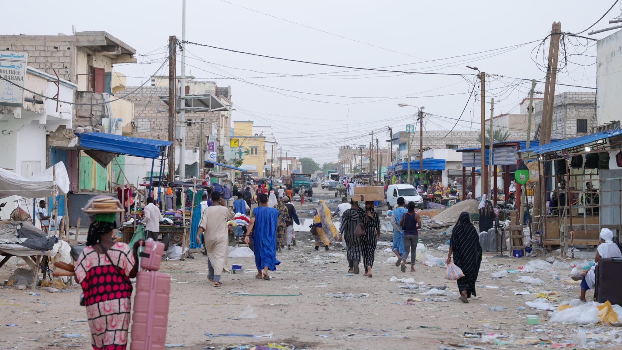 En Nouakchott, los barrios Cinquième y Sixième son conocidos por acoger a las personas migrantes en tránsito por la ciudad. 