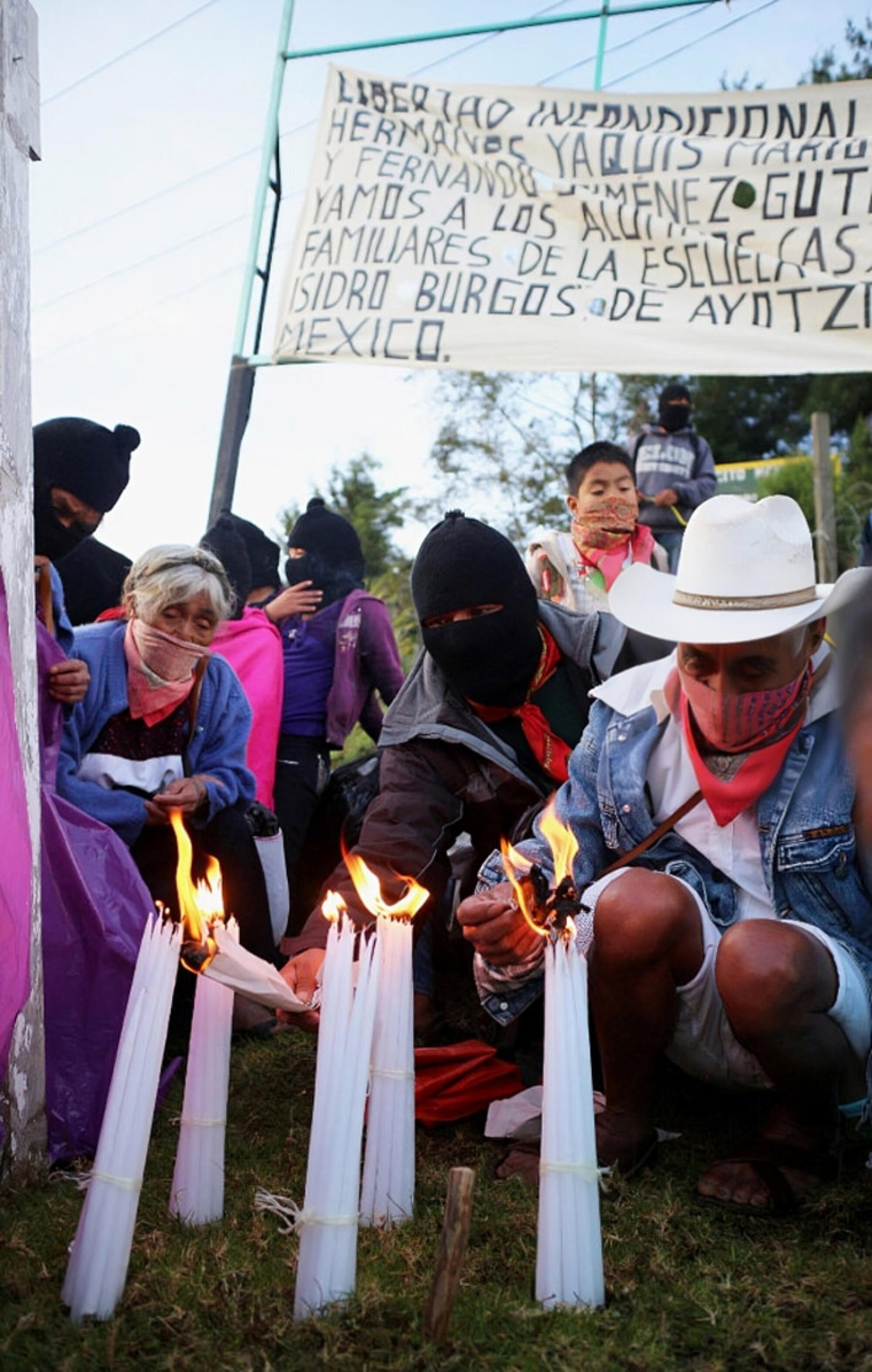 Zapatistas encendiendo veladoras