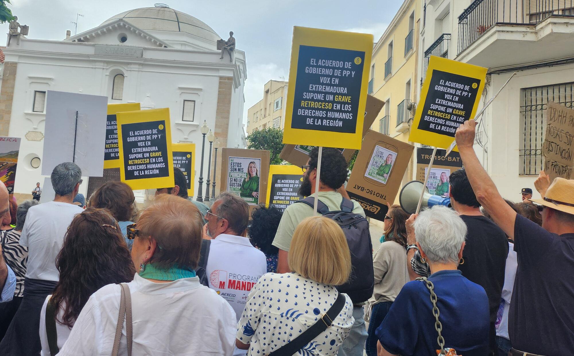 Protesta investidura María Guardiola de VoxPP 
