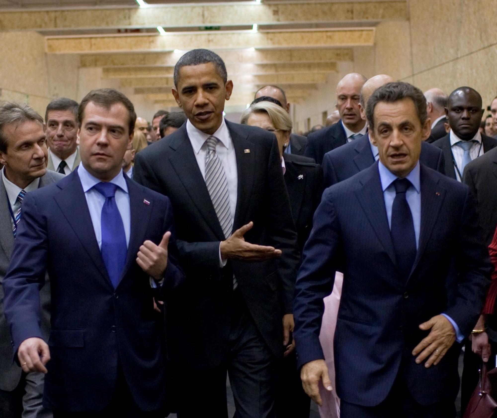 Dmitri Medvedev, Barack Obama y Nicolás Sarkozi en la cumbre de la OTAN en 2010 en Lisboa
