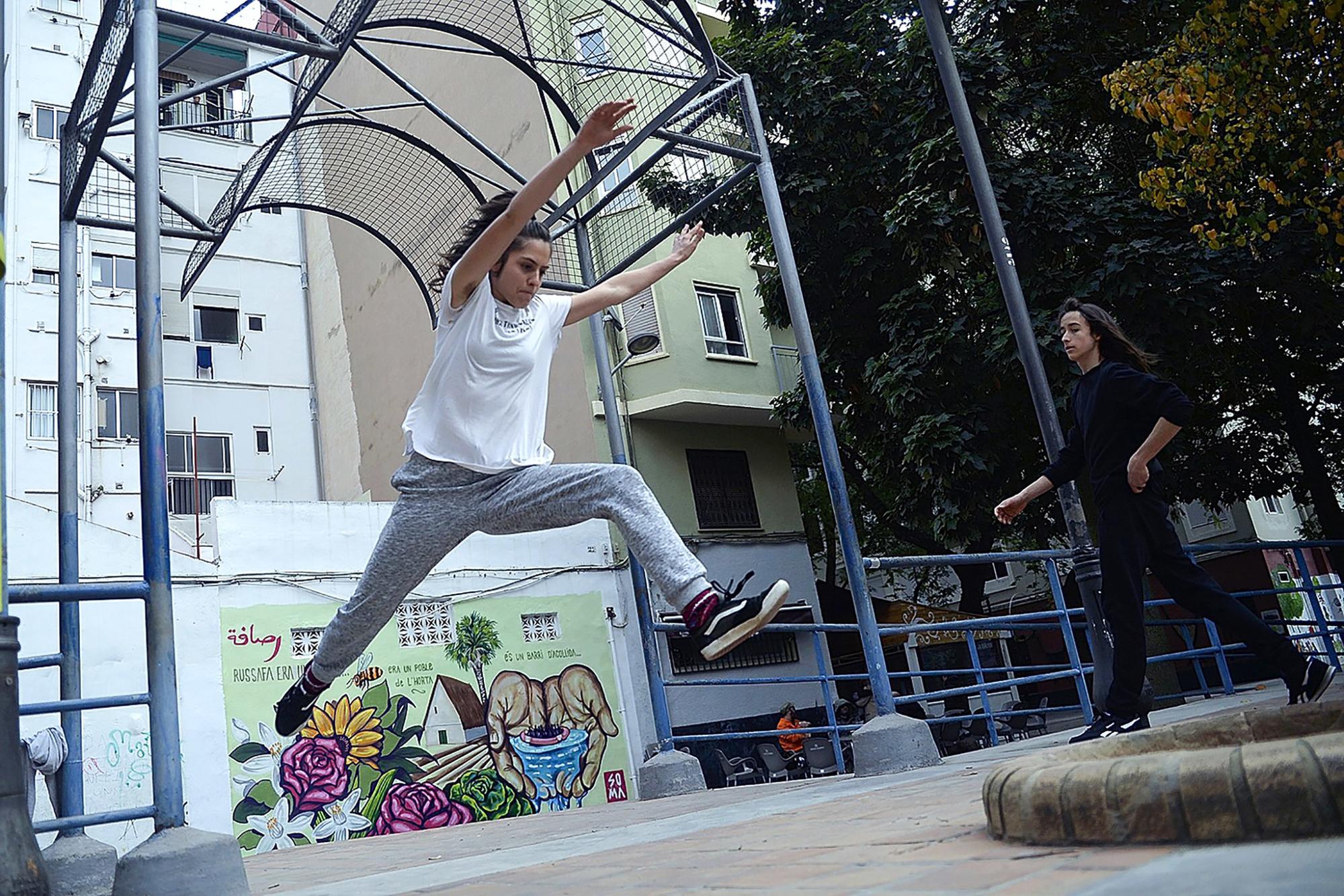 Dos mujeres hacen parkour en València