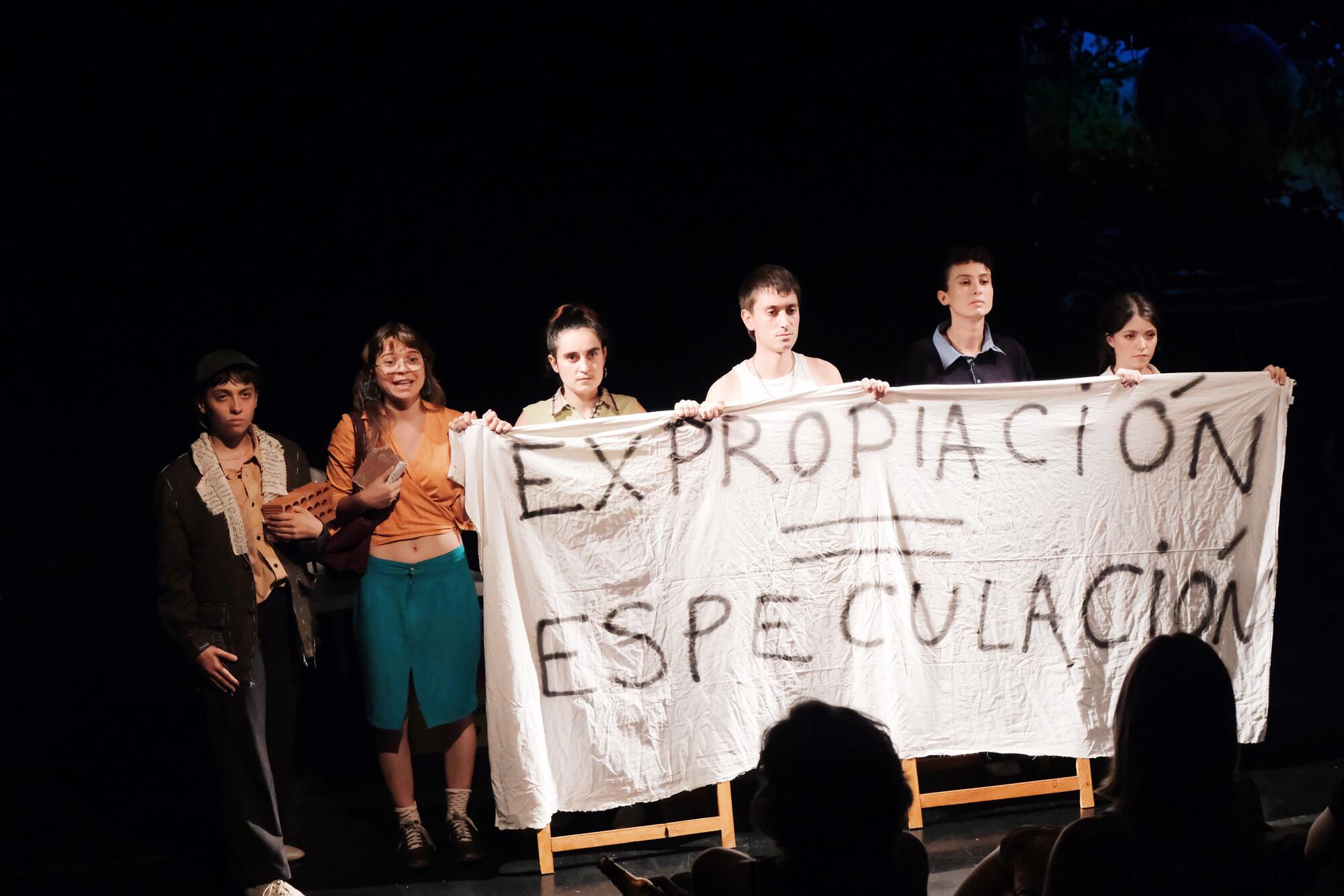 La obra ‘Un verano por metro cuadrado’ recupera la lucha entre la dignidad y la soberbia del pelotazo