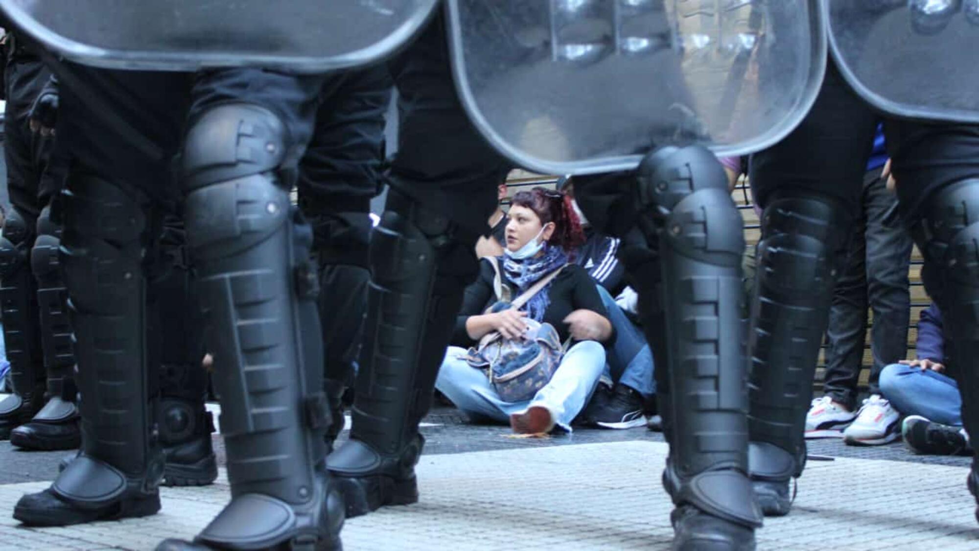 Alexa López Bermejo, integrante de ATE de 34 años herida durante la represión, en el momento de ser detenida.