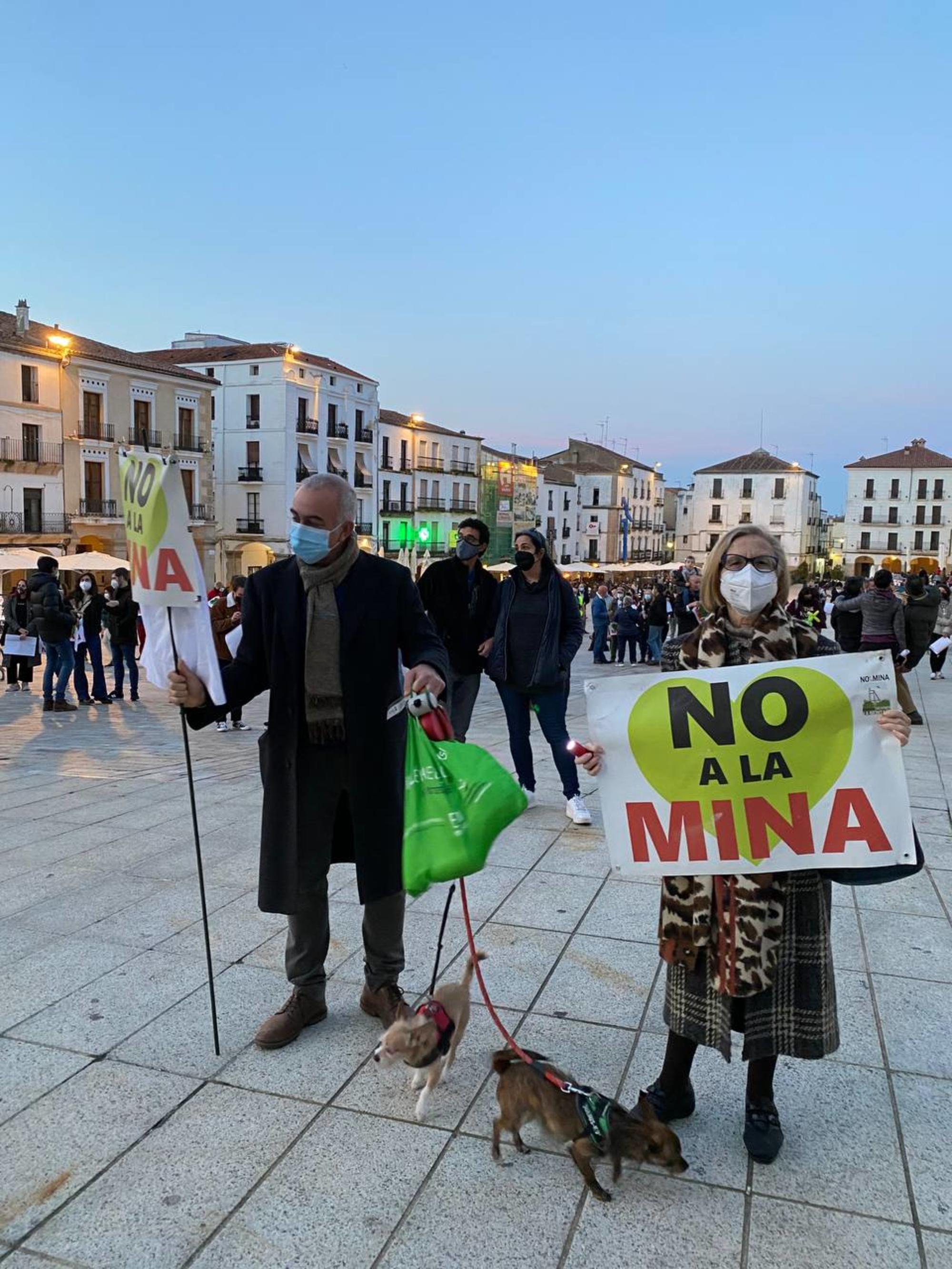 gente plaza mayor cadena humana Cáceres