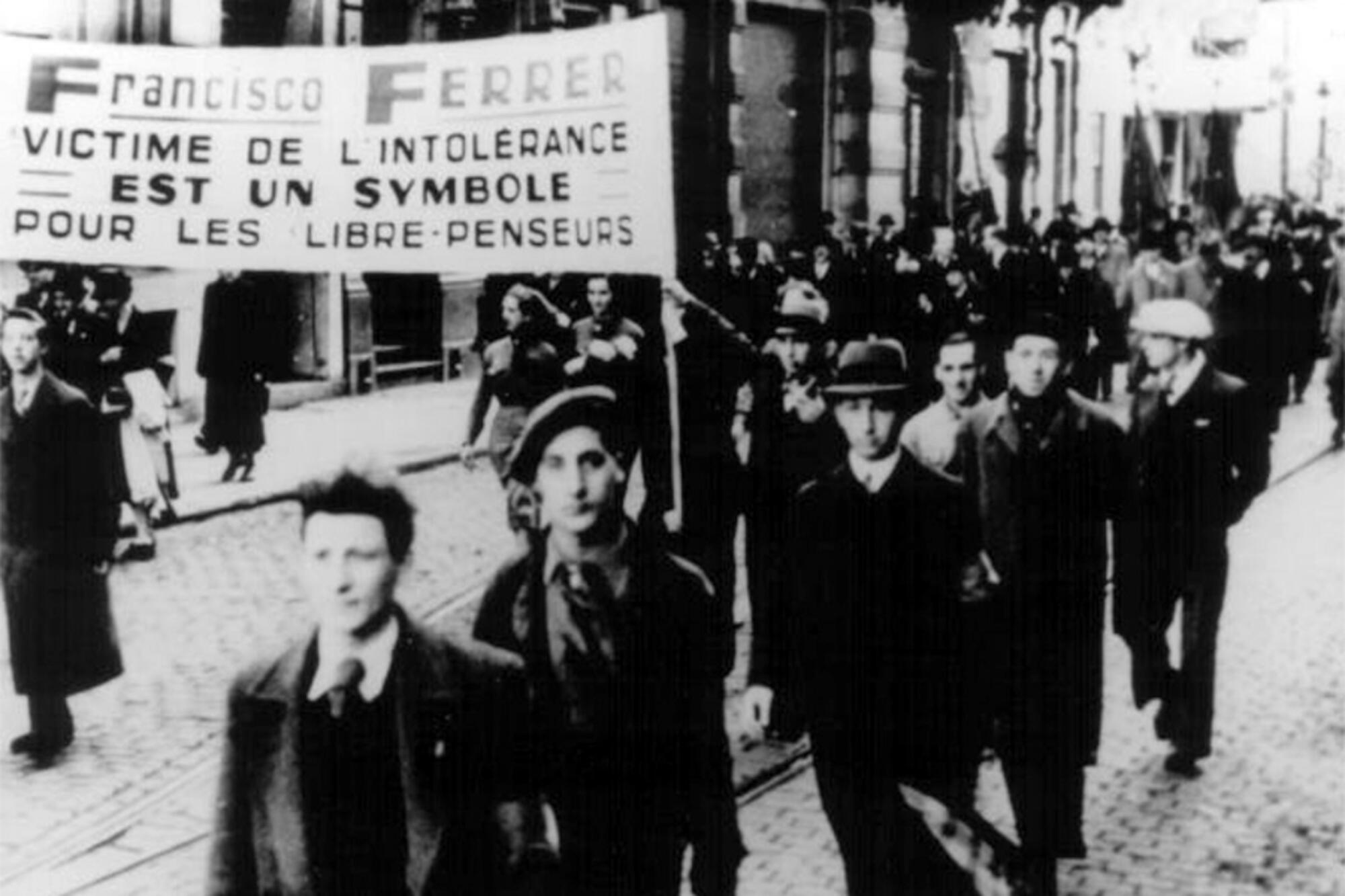Manifestación en Francia para protestar por el fusilamiento de Ferrer y Guardia en 1909.