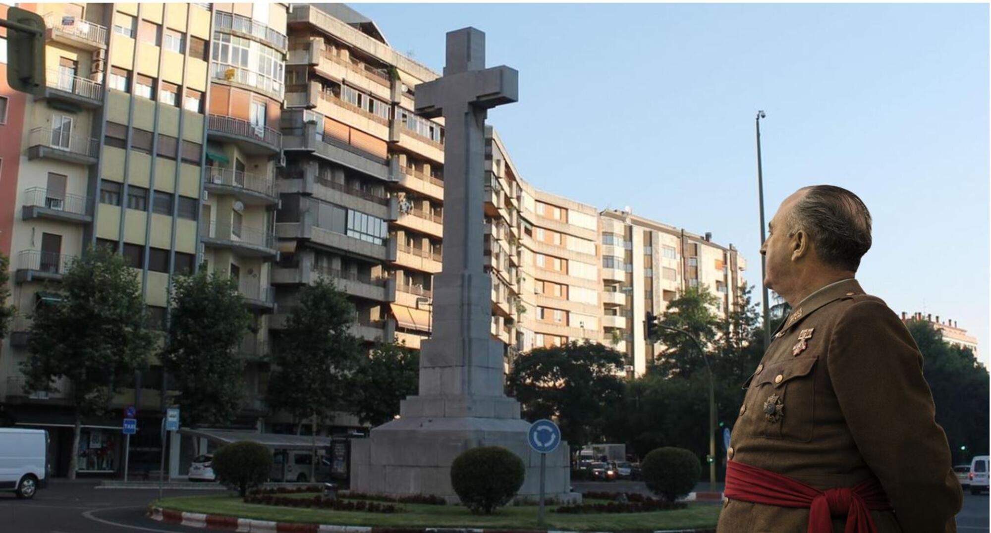 Cruz de los caídos de Cáceres con su promotor