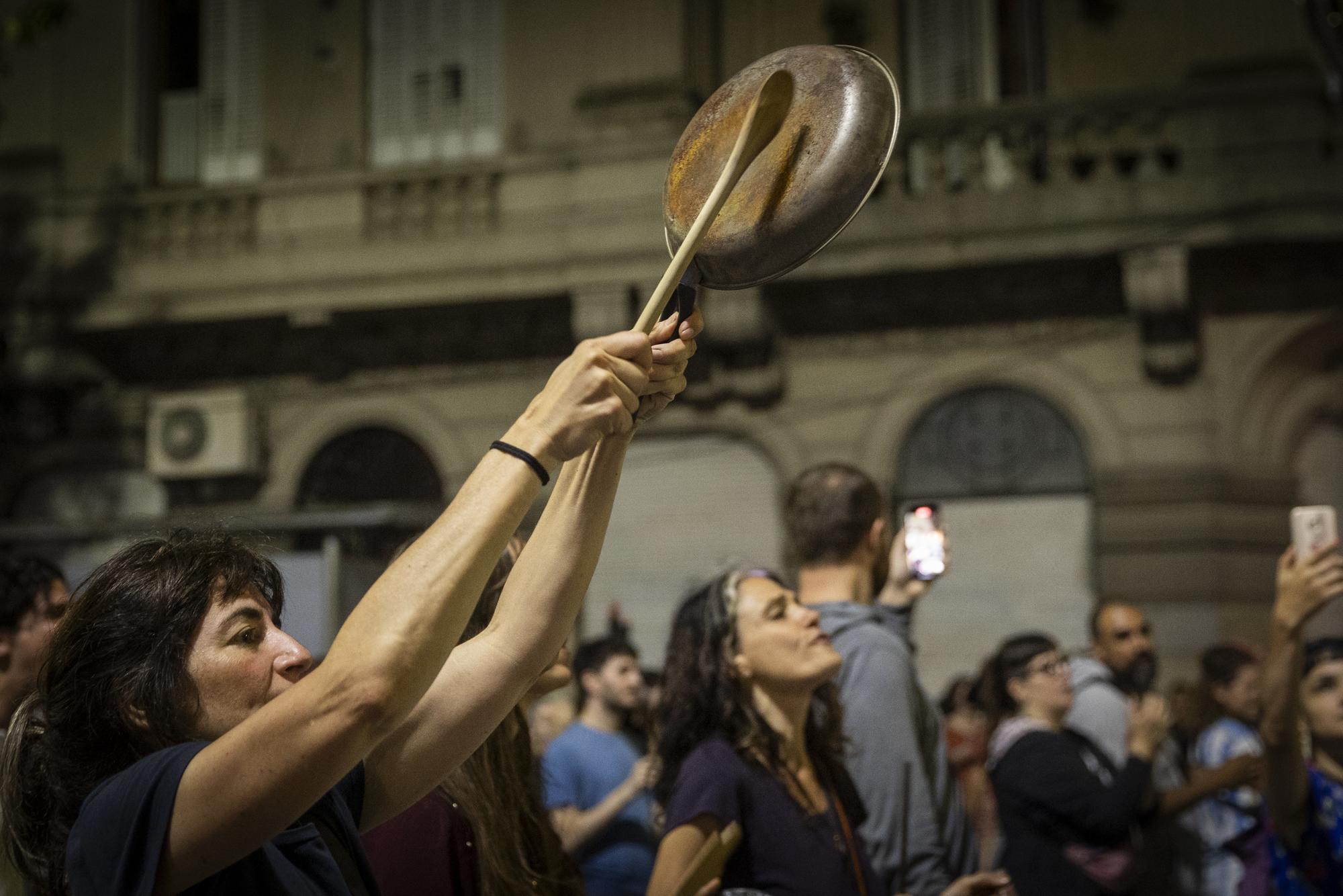 Cacerolazo para protestar contra el Decreto de Necesidad y Urgencia (DNU) anunciado por el presidente Javier Milei. - 22