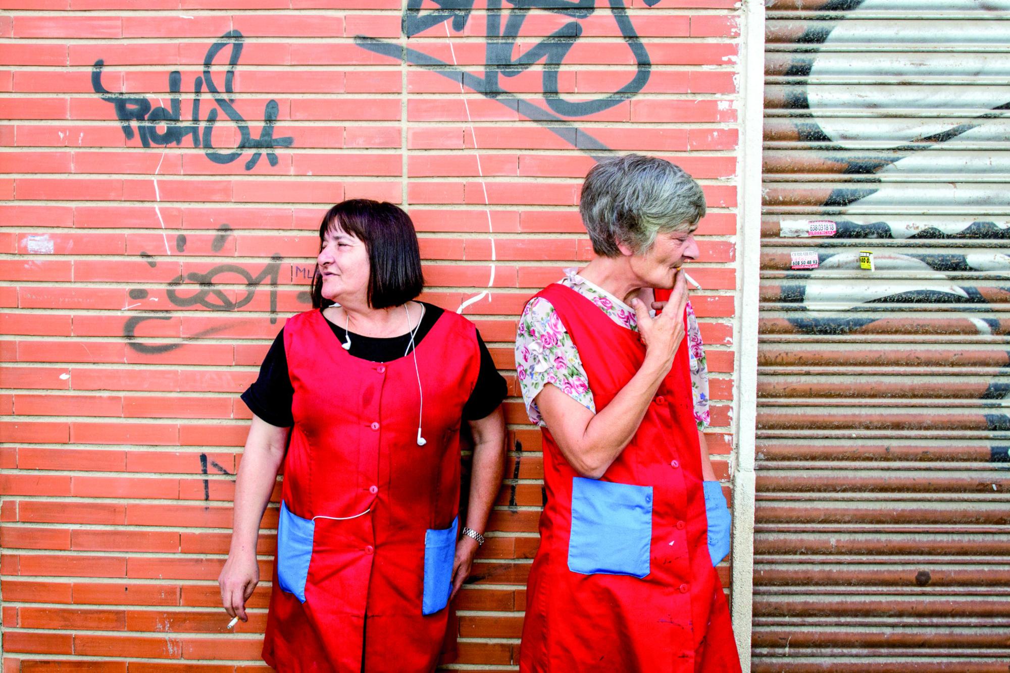 Mujeres fumando en la puerta de fábrica de calzado de Elche